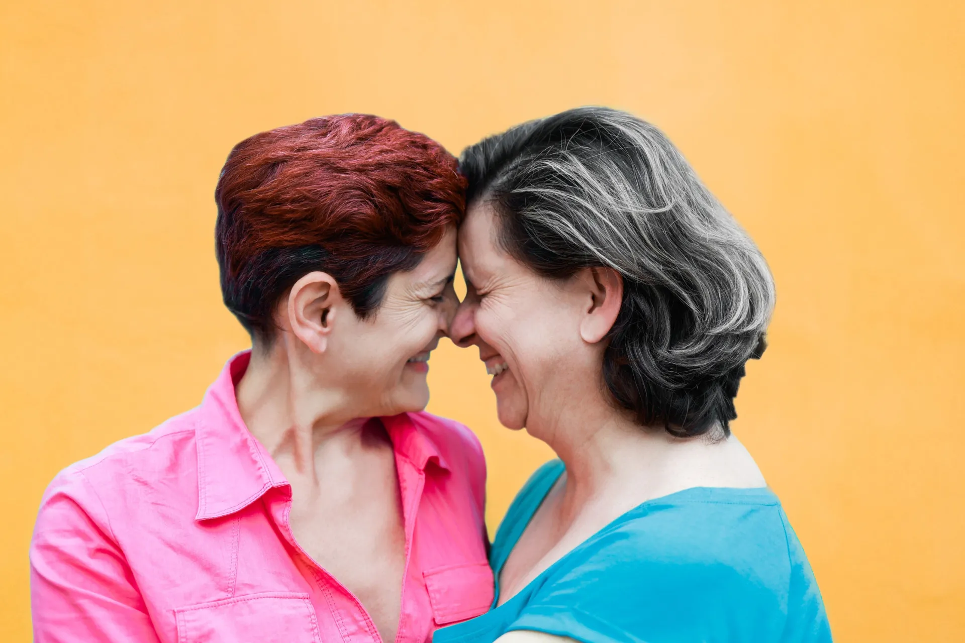 Mulher idosa sorrindo com confiança, sentindo-se bem com sua decisão de namorar.