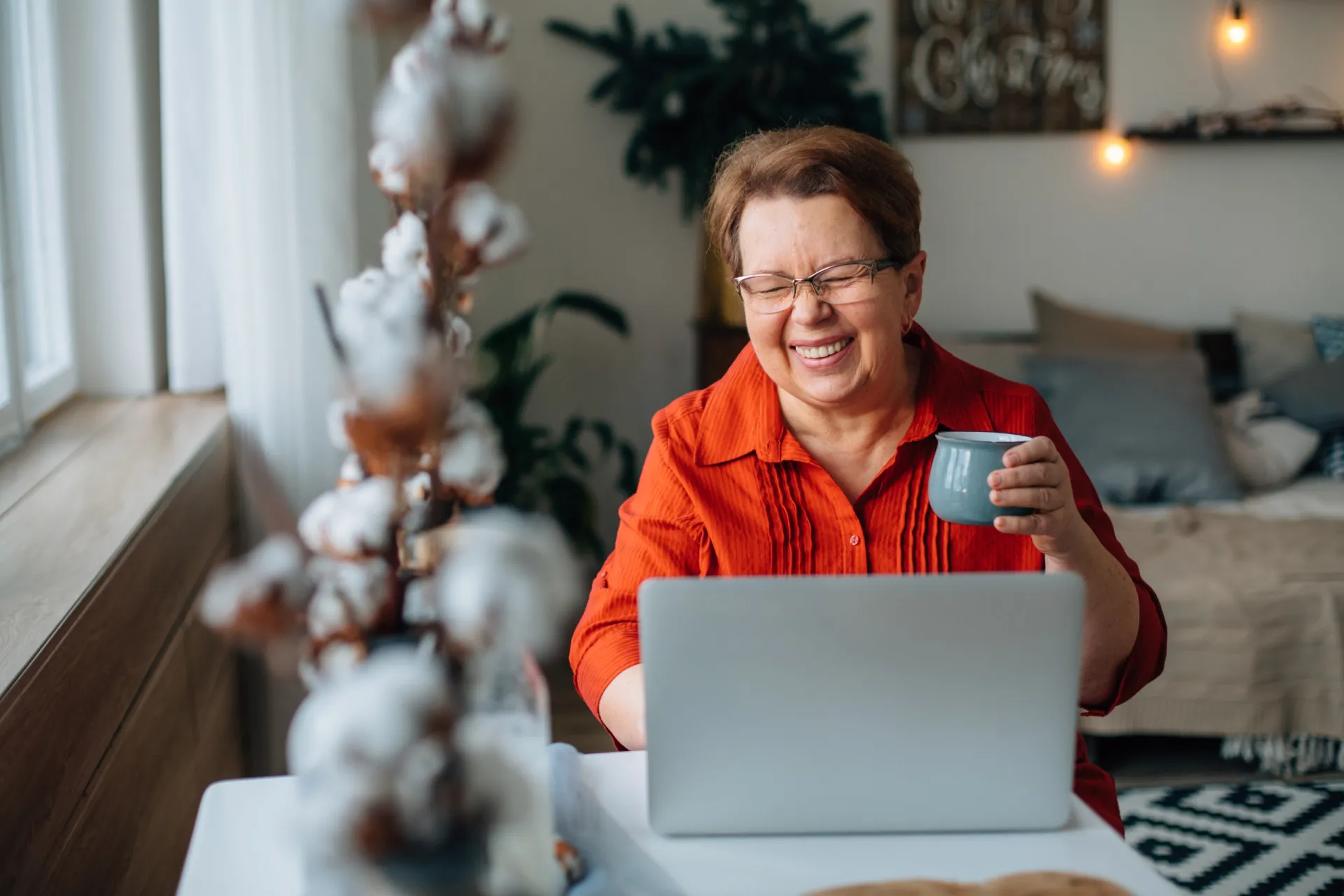 Homem mais velho usando um notebook, atento e cuidadoso ao usar um site de namoro online.