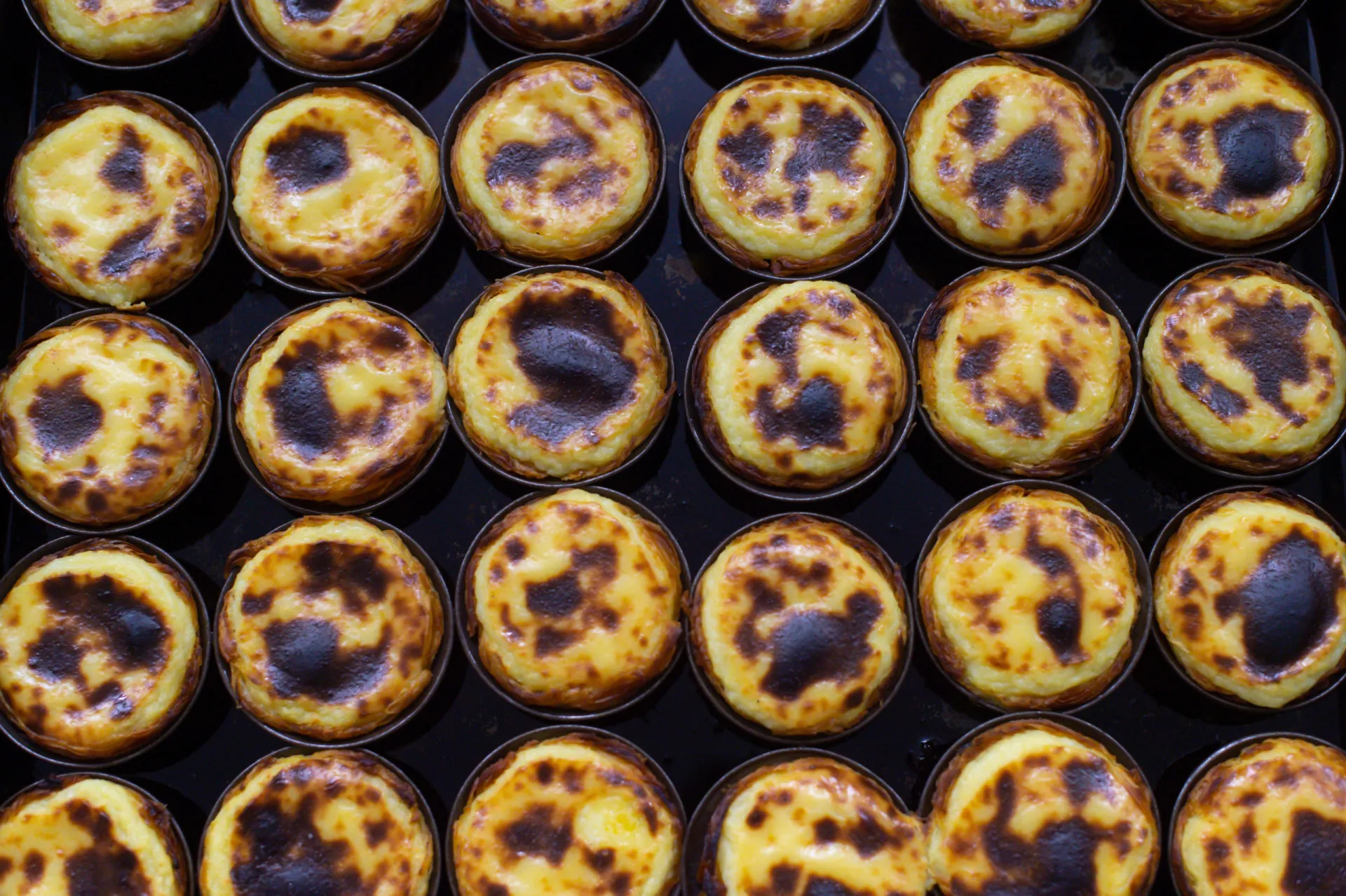 A famosa Francesinha do Porto, um sanduíche robusto coberto com molho.