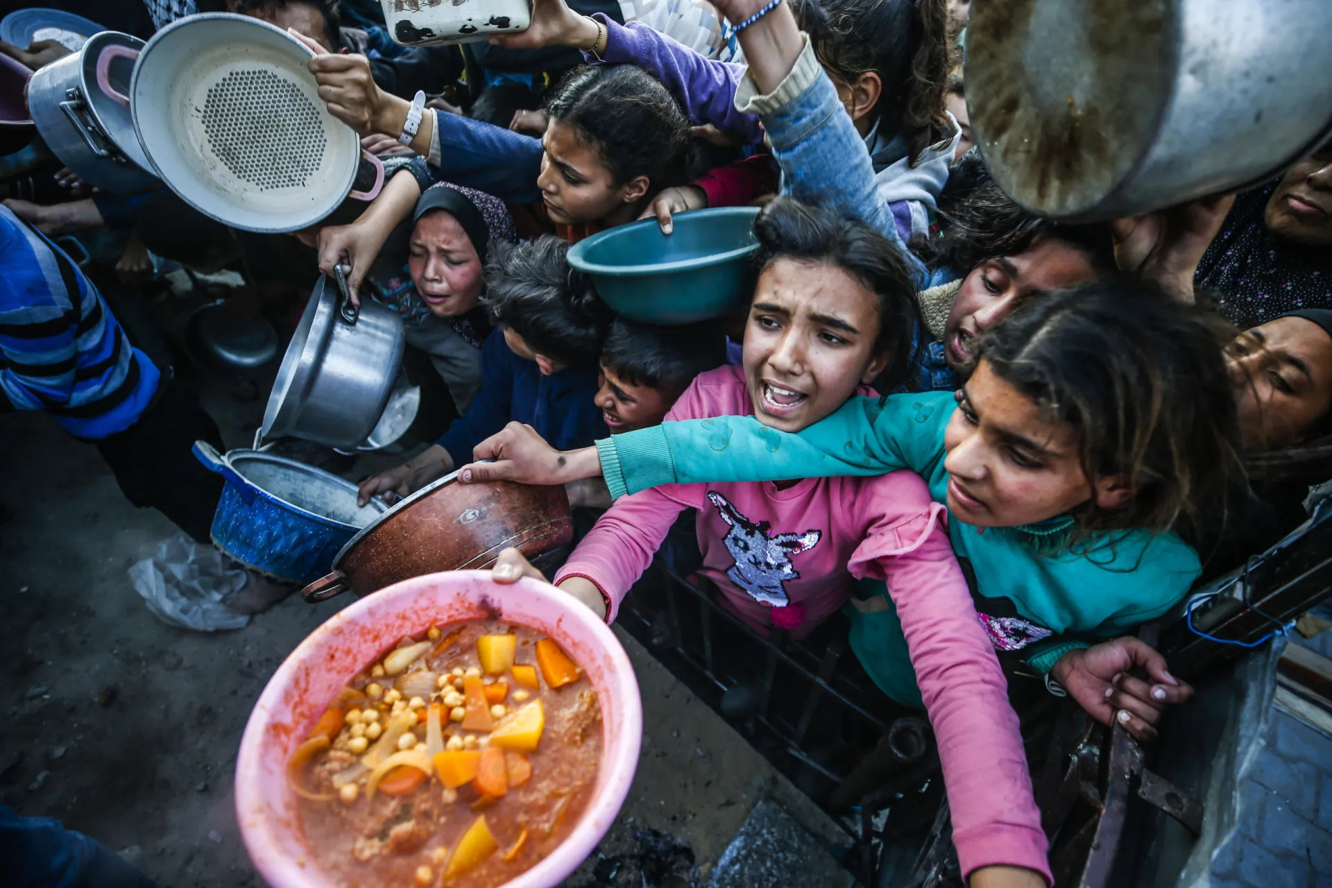 Mãos de uma criança segurando uma tigela vazia, simbolizando a insegurança alimentar.
