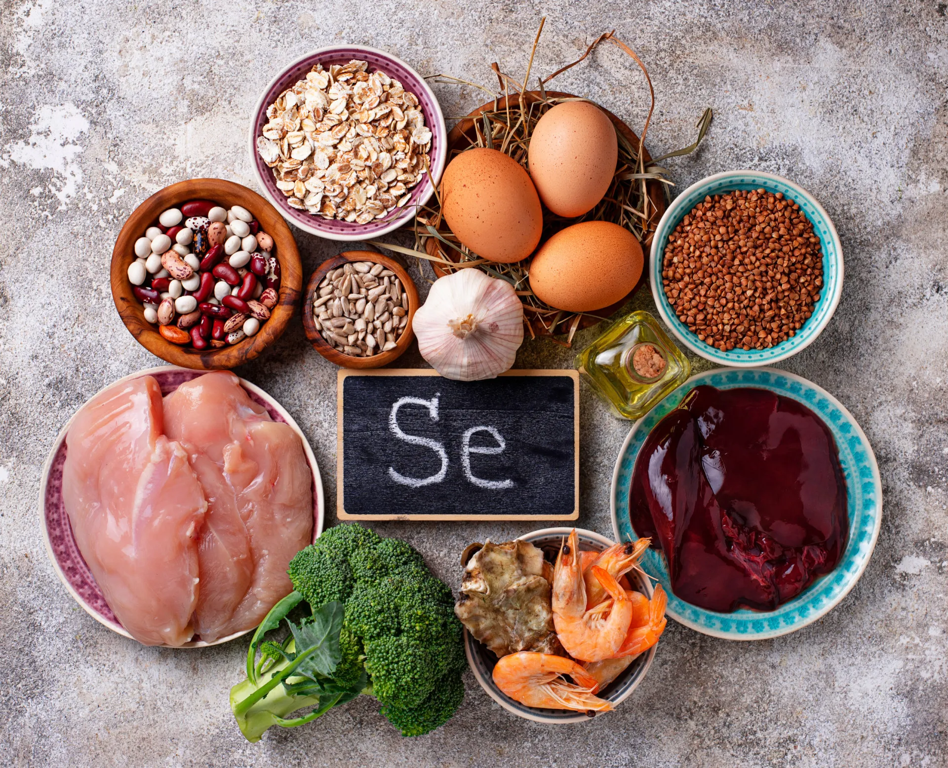 Uma variedade de alimentos ricos em selênio, como ovos, peixes, carnes e tofu.