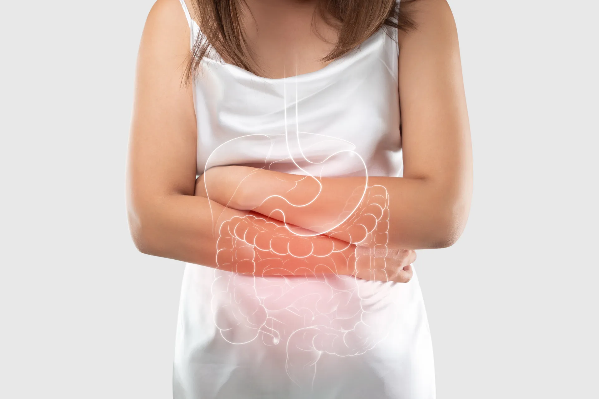 Uma pessoa com desconforto abdominal, representando problemas gastrointestinais.