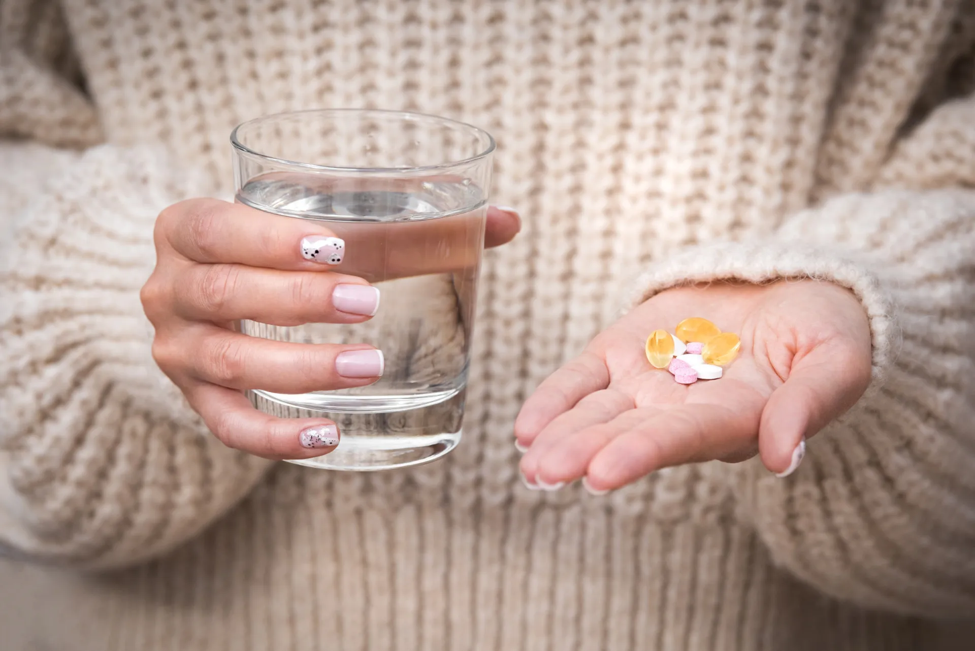 Frascos de suplementos vitamínicos, incluindo um de selênio.