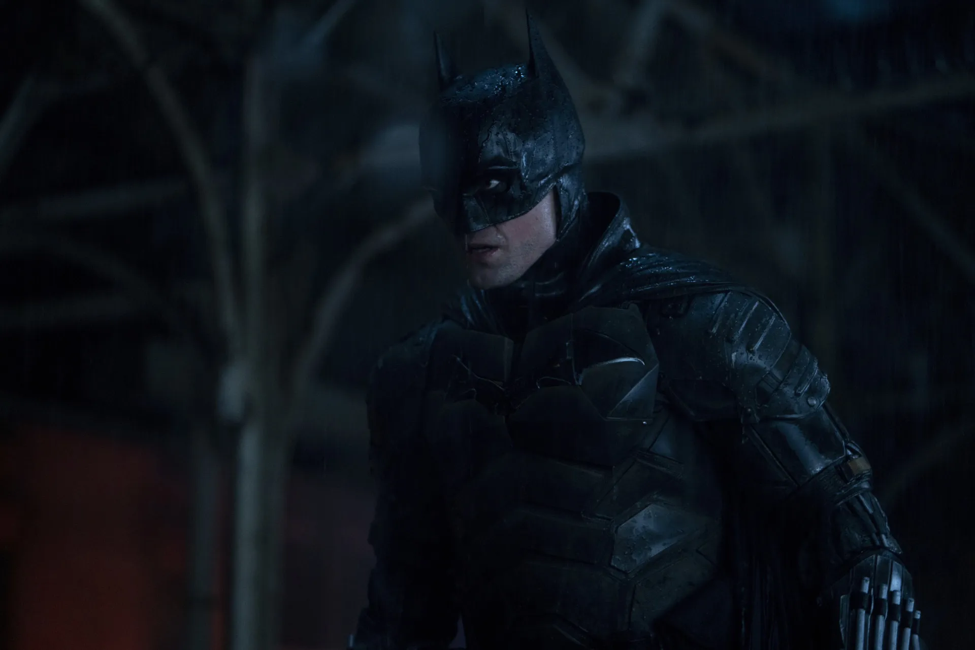 Uma das primeiras representações do Batman no cinema, com o traje clássico cinza e preto dos anos 40.
