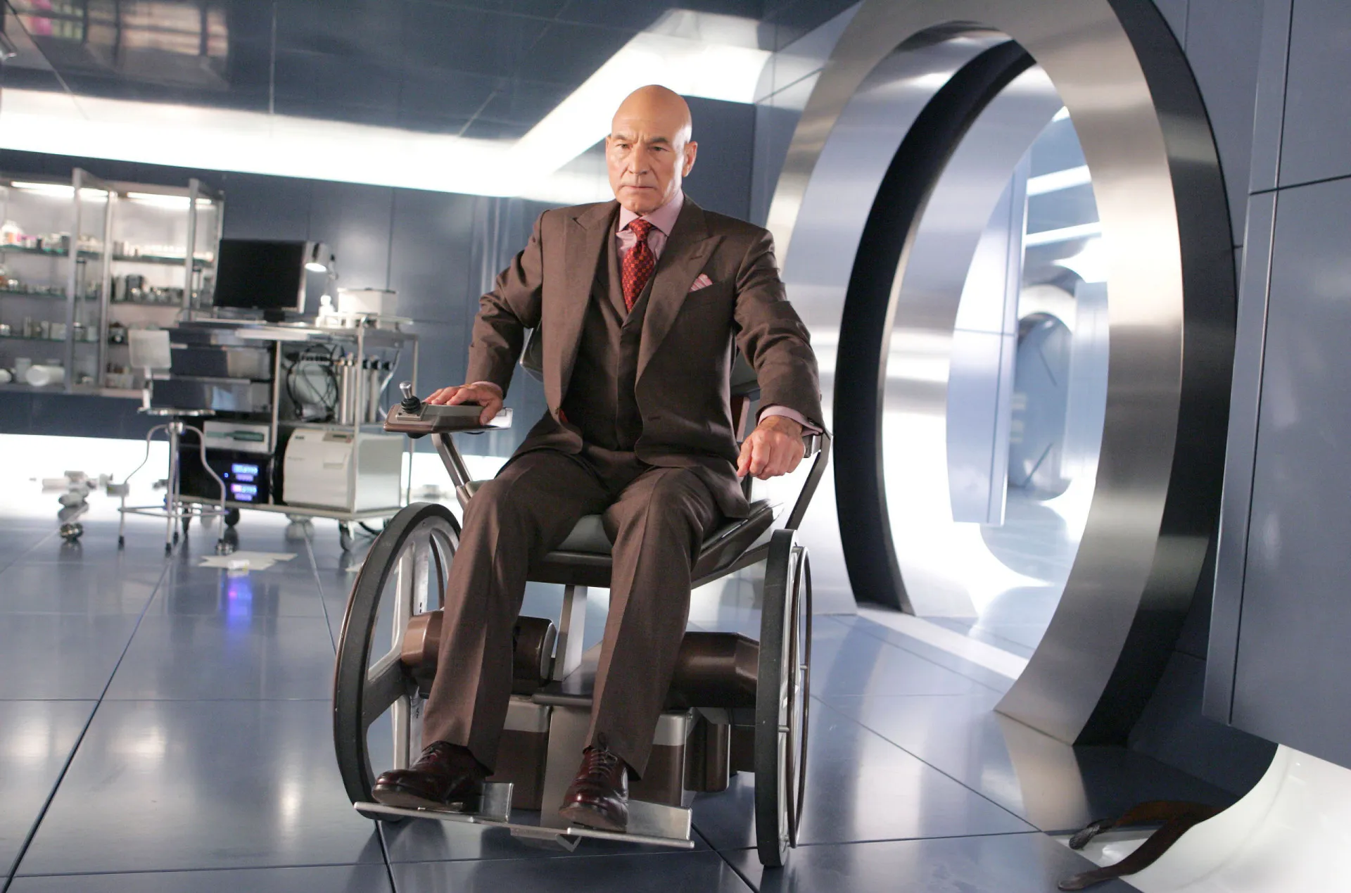 Professor Charles Xavier, em sua cadeira de rodas, usando o Cérebro para localizar mutantes pelo mundo.