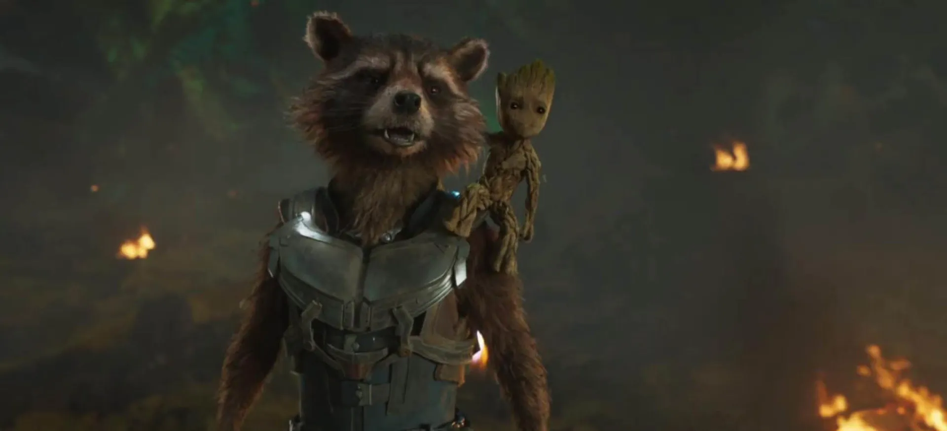 Rocket Raccoon, o guaxinim geneticamente modificado, segurando uma arma enorme com um ar irritado.