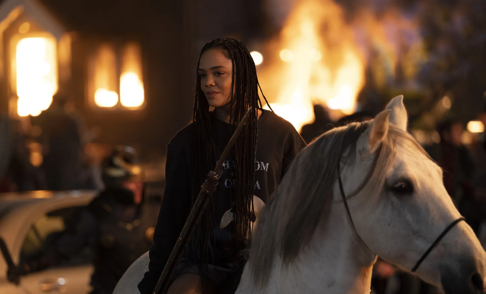 Valquíria, interpretada por Tessa Thompson, com sua armadura e um olhar determinado.