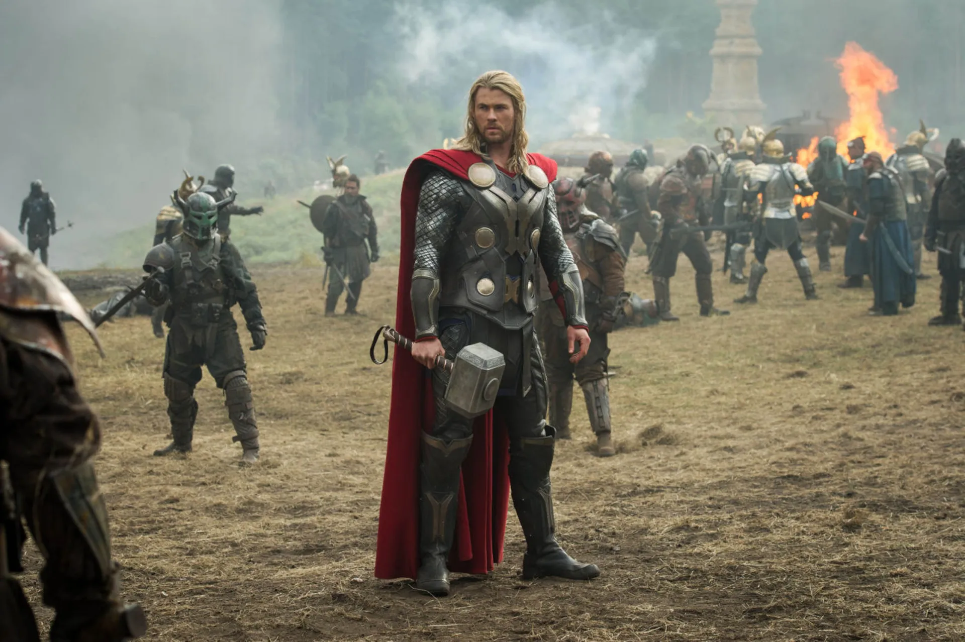 Thor, o Deus do Trovão, empunhando seu martelo Mjolnir com raios crepitando ao seu redor.
