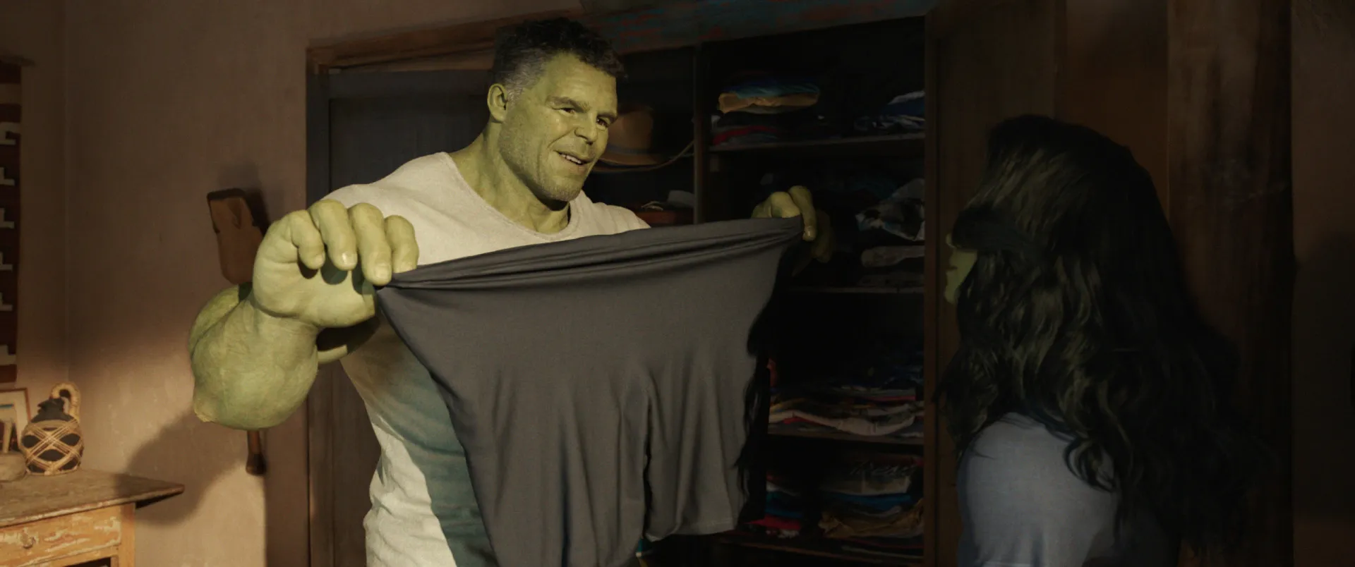 O Incrível Hulk, com sua pele verde e músculos protuberantes, rugindo de fúria.