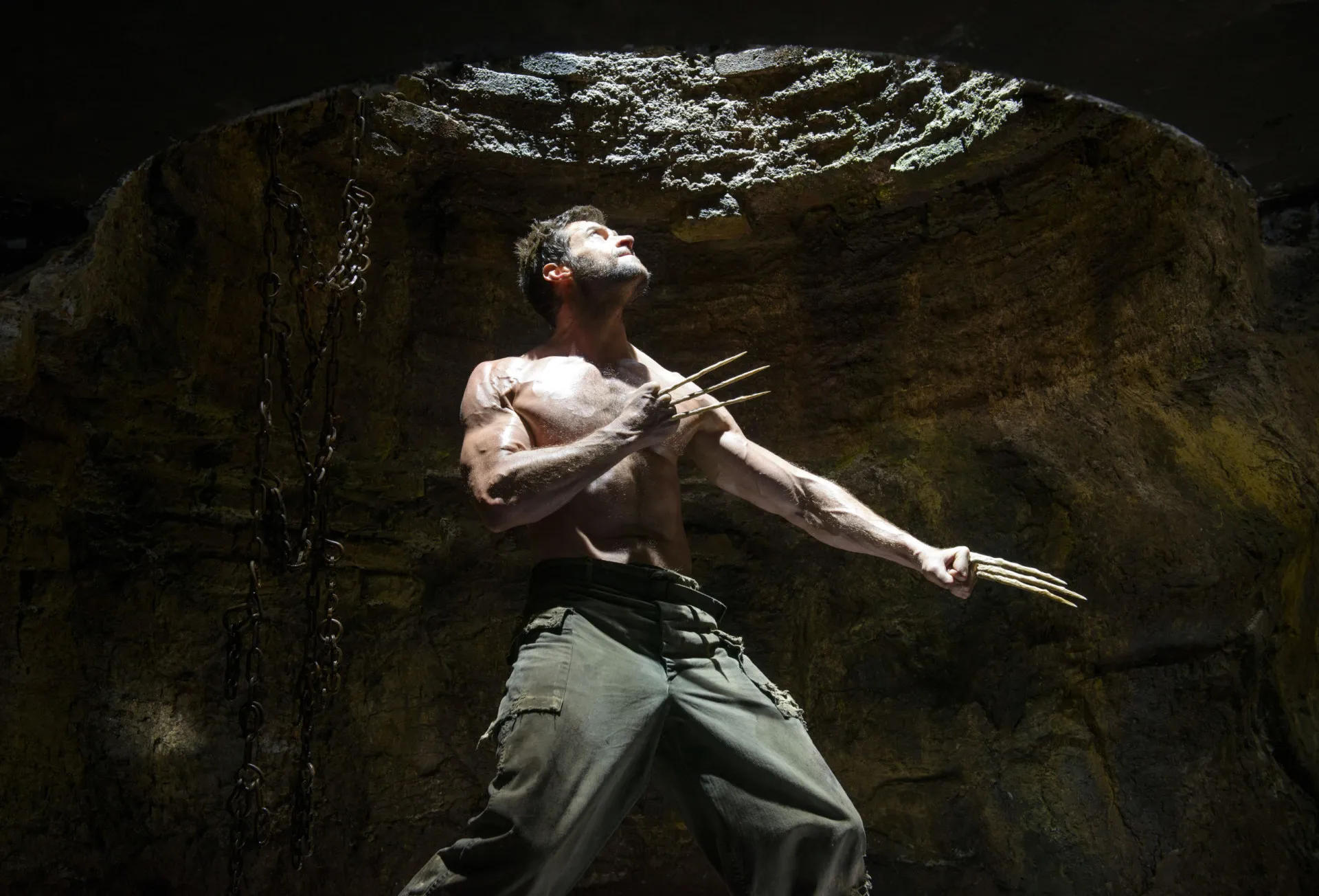 Wolverine, interpretado por Hugh Jackman, com suas garras de adamantium para fora e uma expressão de fúria.
