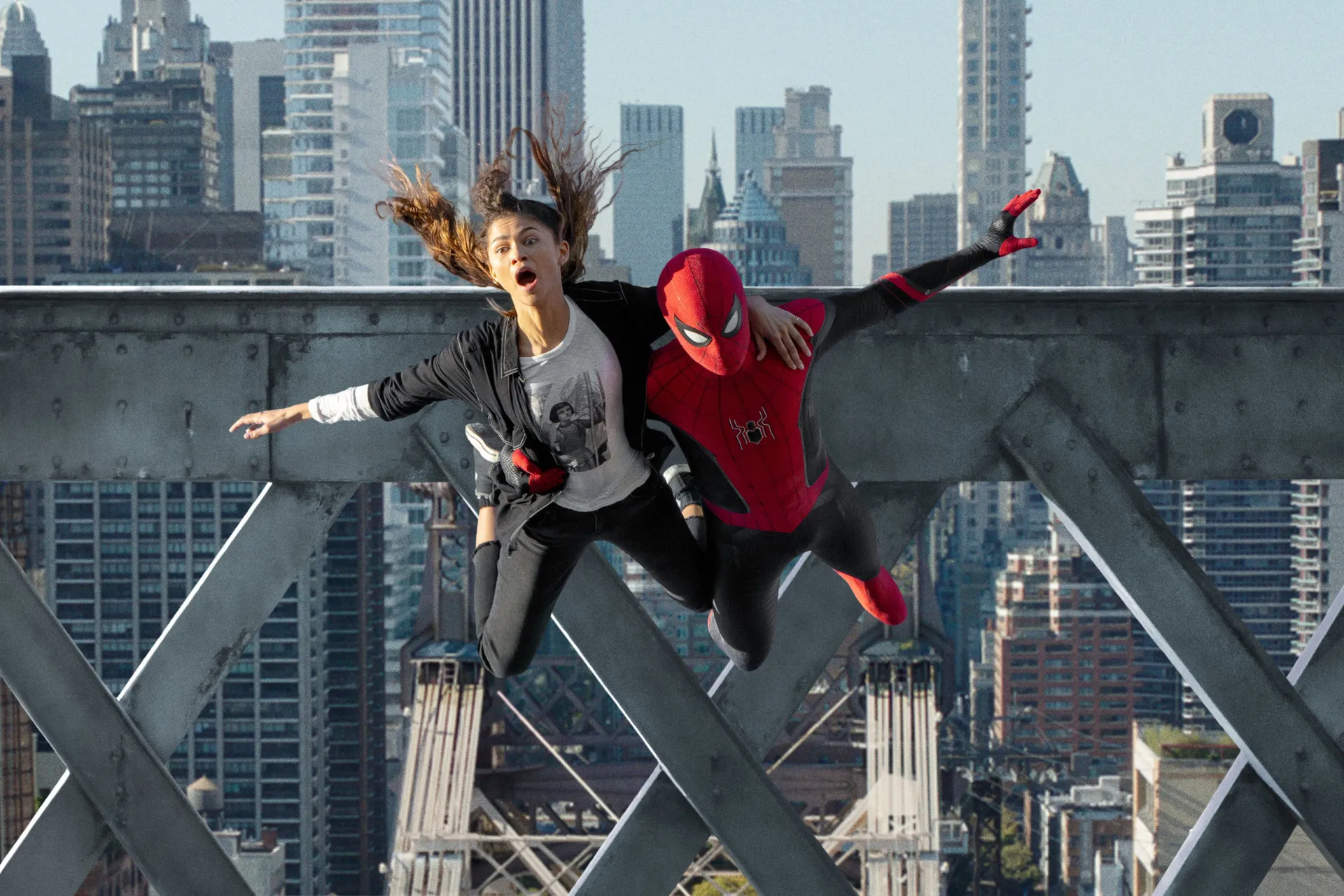 Homem-Aranha, interpretado por Tom Holland, se balançando entre os prédios de Nova York.