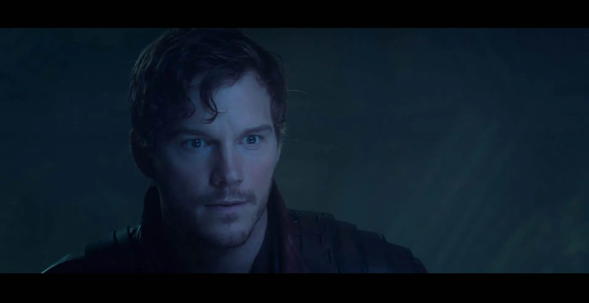 Peter Quill, o Senhor das Estrelas, segurando seu capacete e com um sorriso confiante no rosto.