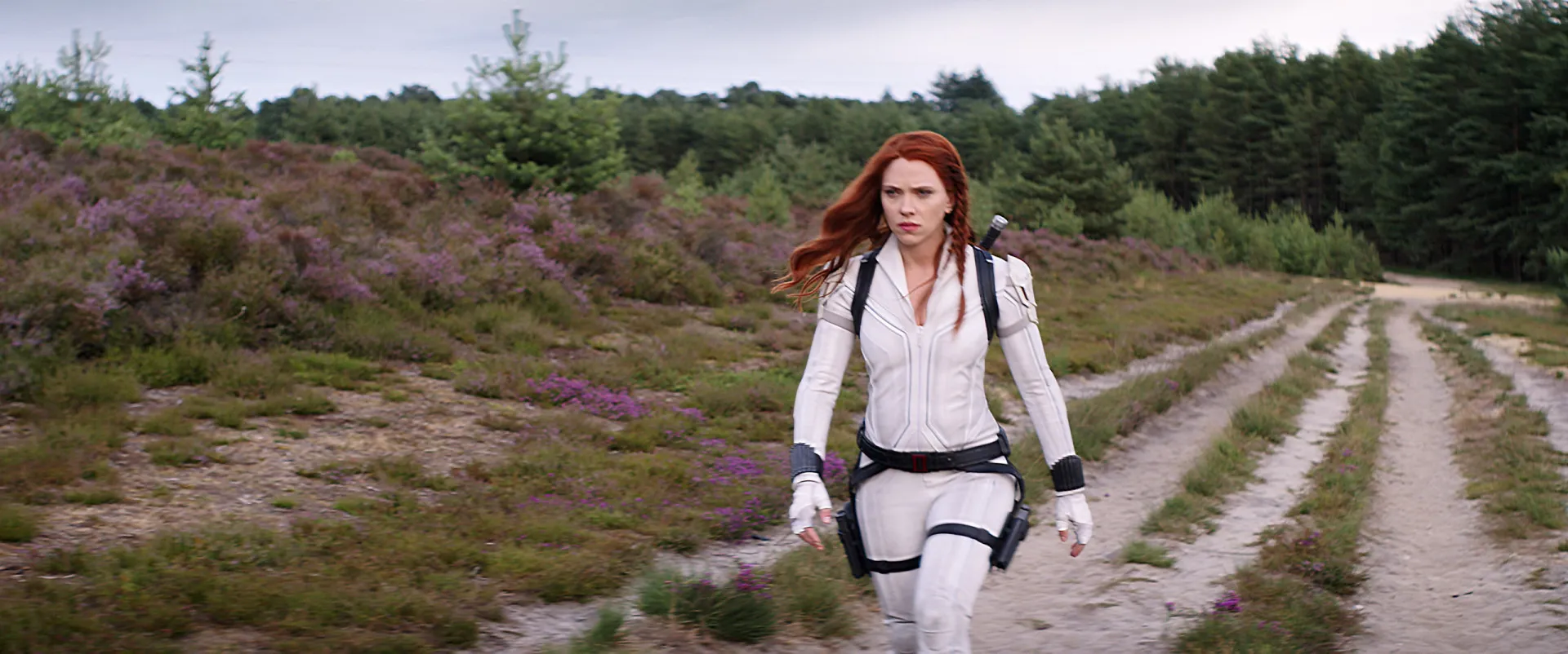 Natasha Romanoff, a Viúva Negra, em seu traje tático preto, pronta para a ação.