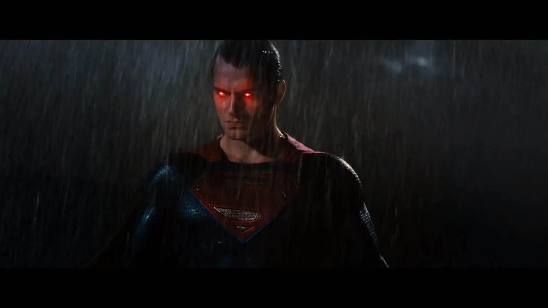 Uma das primeiras versões do Superman no cinema, com seu traje azul e vermelho e o famoso 'S' no peito.