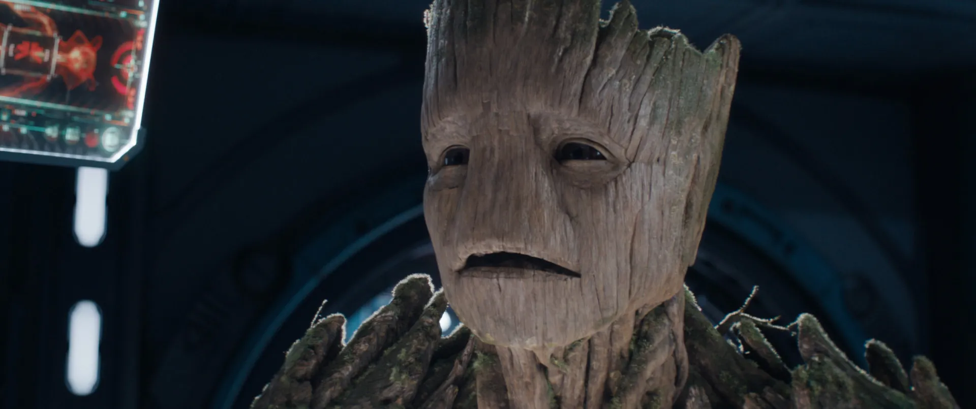 Groot, a árvore humanoide, com um sorriso gentil no rosto e pequenos galhos crescendo em seu corpo.