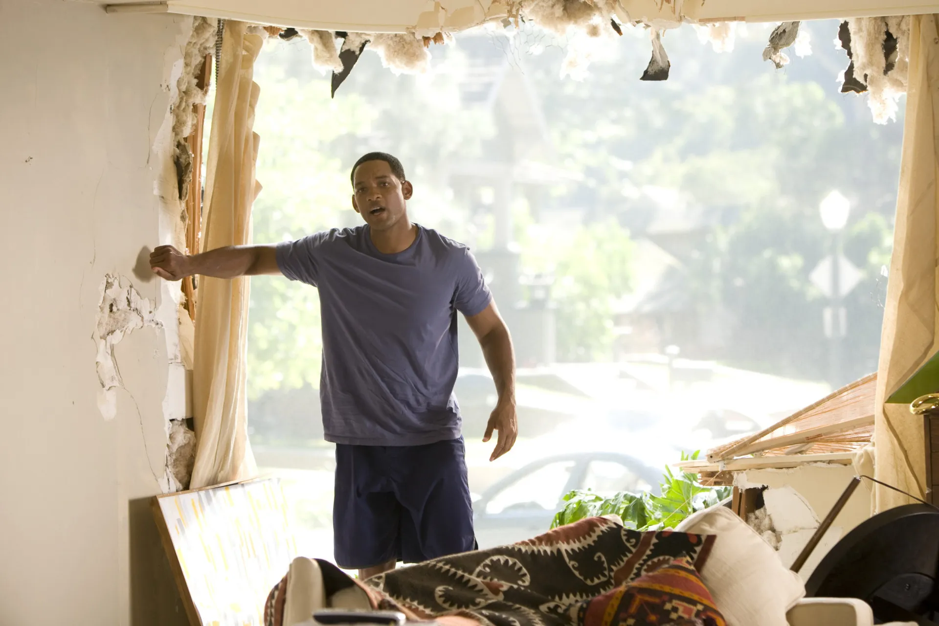 Hancock, interpretado por Will Smith, com seu gorro e óculos escuros, exibindo uma expressão entediada.