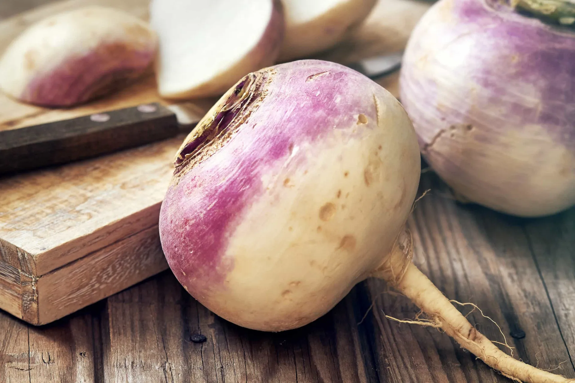 Nabos brancos com o topo roxo, um vegetal de raiz versátil.