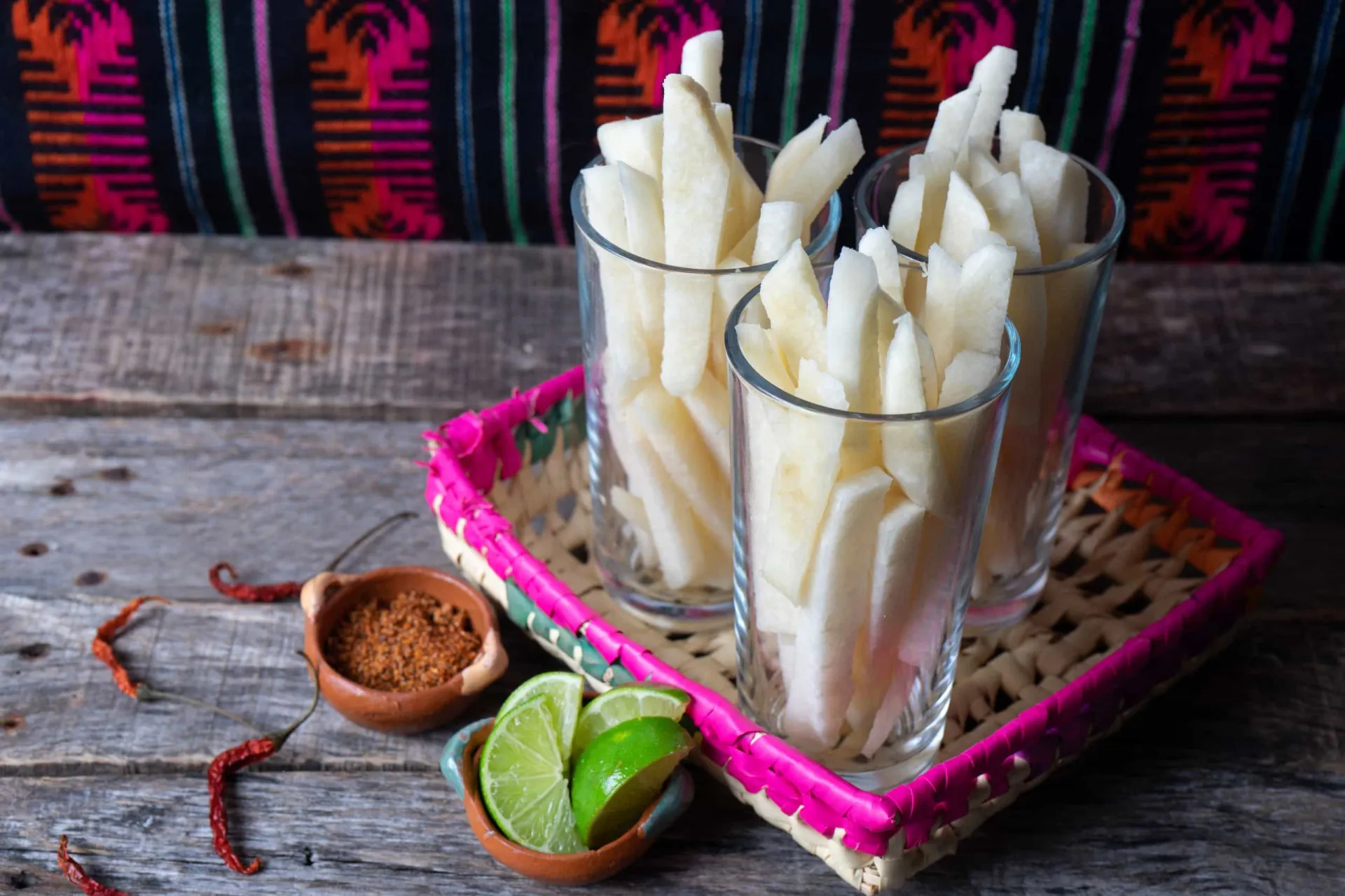 A jícama, também conhecida como nabo mexicano, descascada e fatiada.