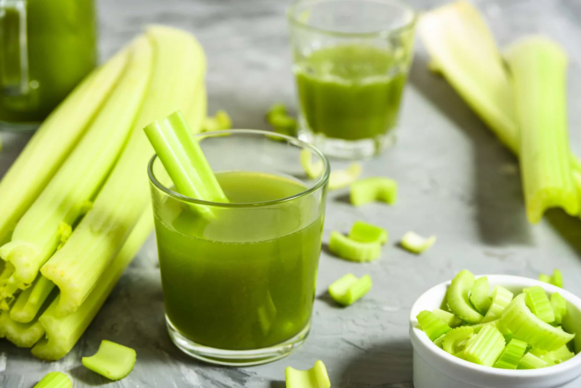 Talos de aipo ou salsão frescos e verdes, prontos para o consumo.