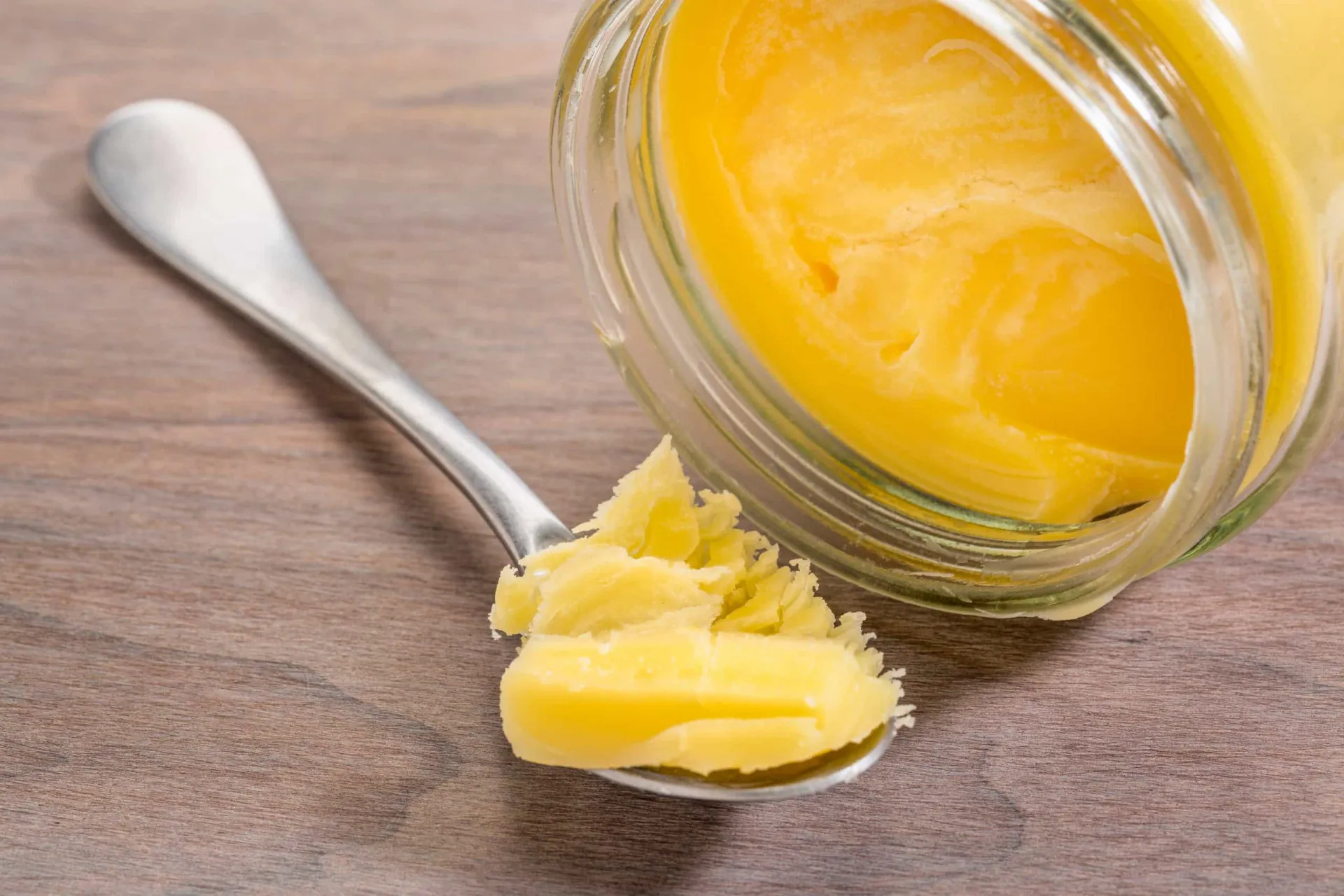 Pote de vidro com Ghee, a manteiga clarificada.