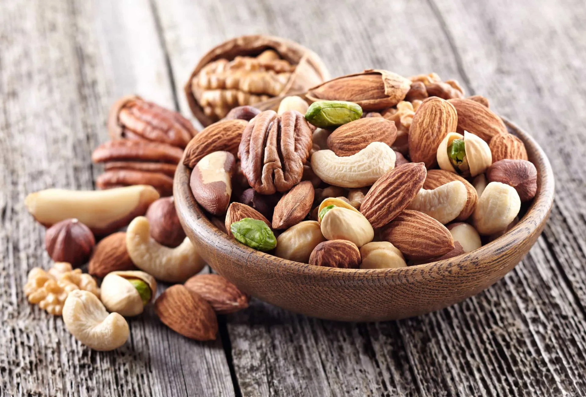 Variedade de frutos secos como nozes, amêndoas e castanhas.