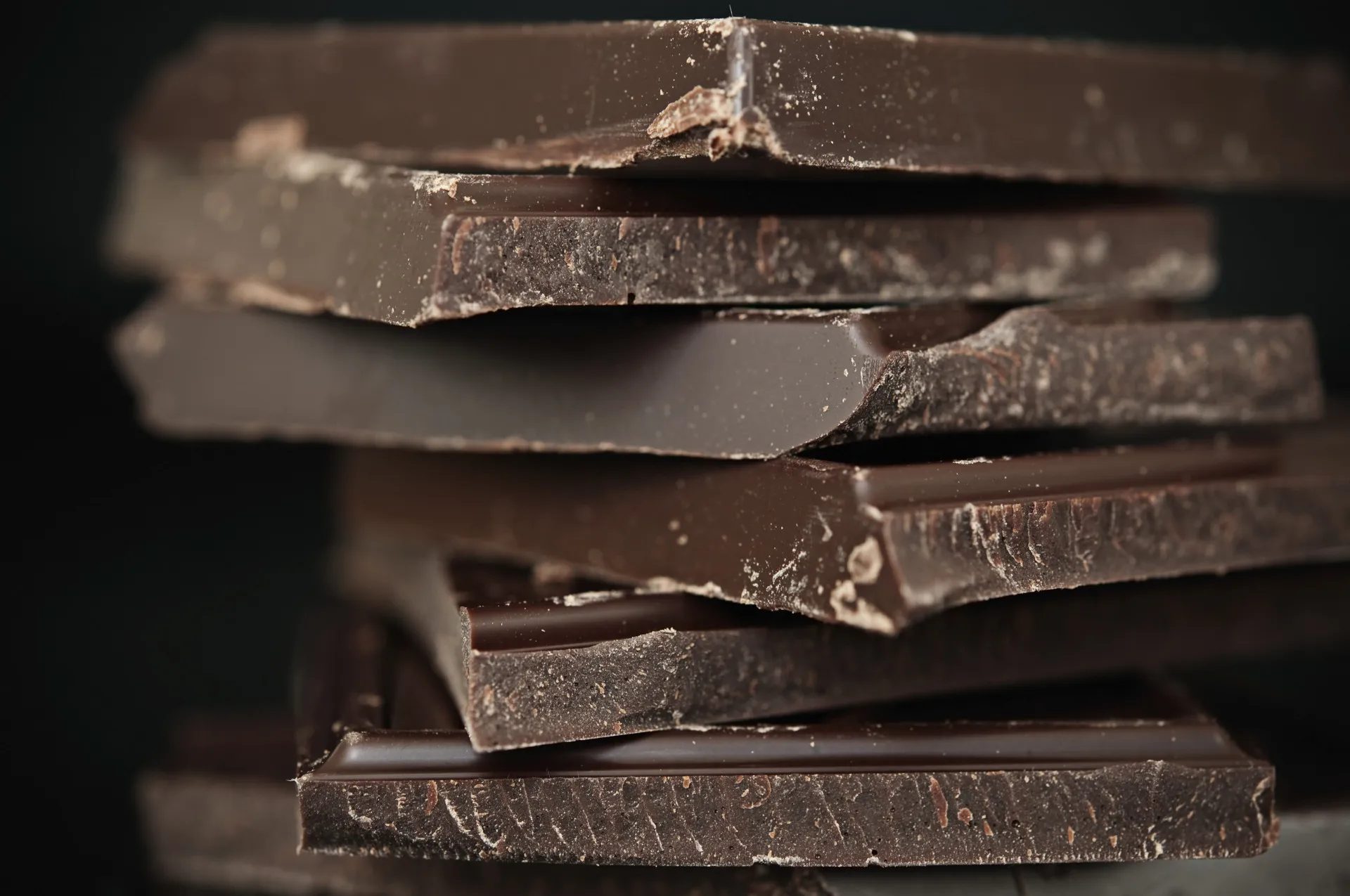 Pedaços de chocolate amargo de alta qualidade.