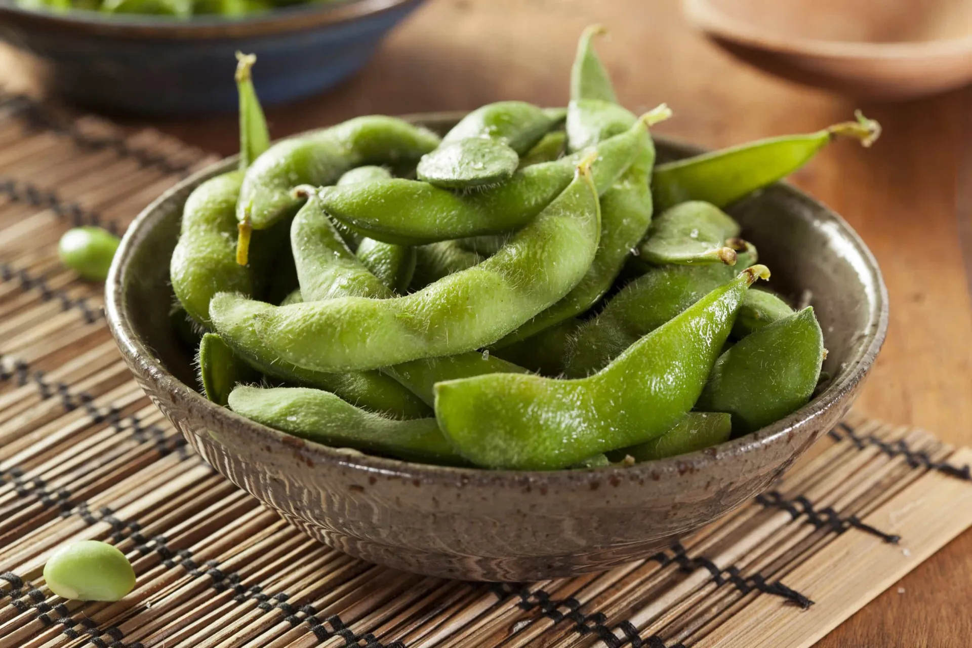 Tigela cheia de edamame, os grãos de soja verdes.