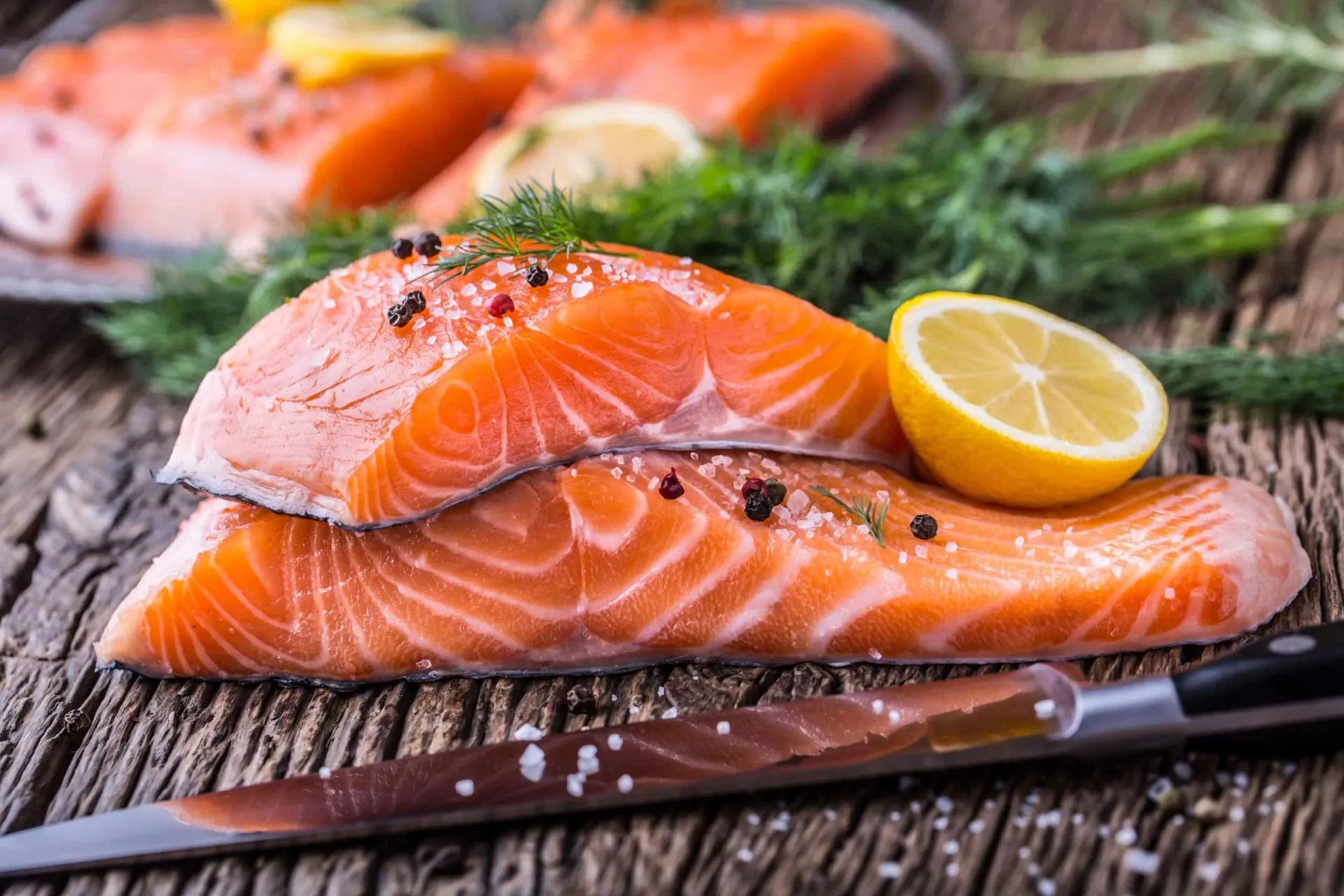 Filé de salmão fresco, um exemplo de peixe de água fria.