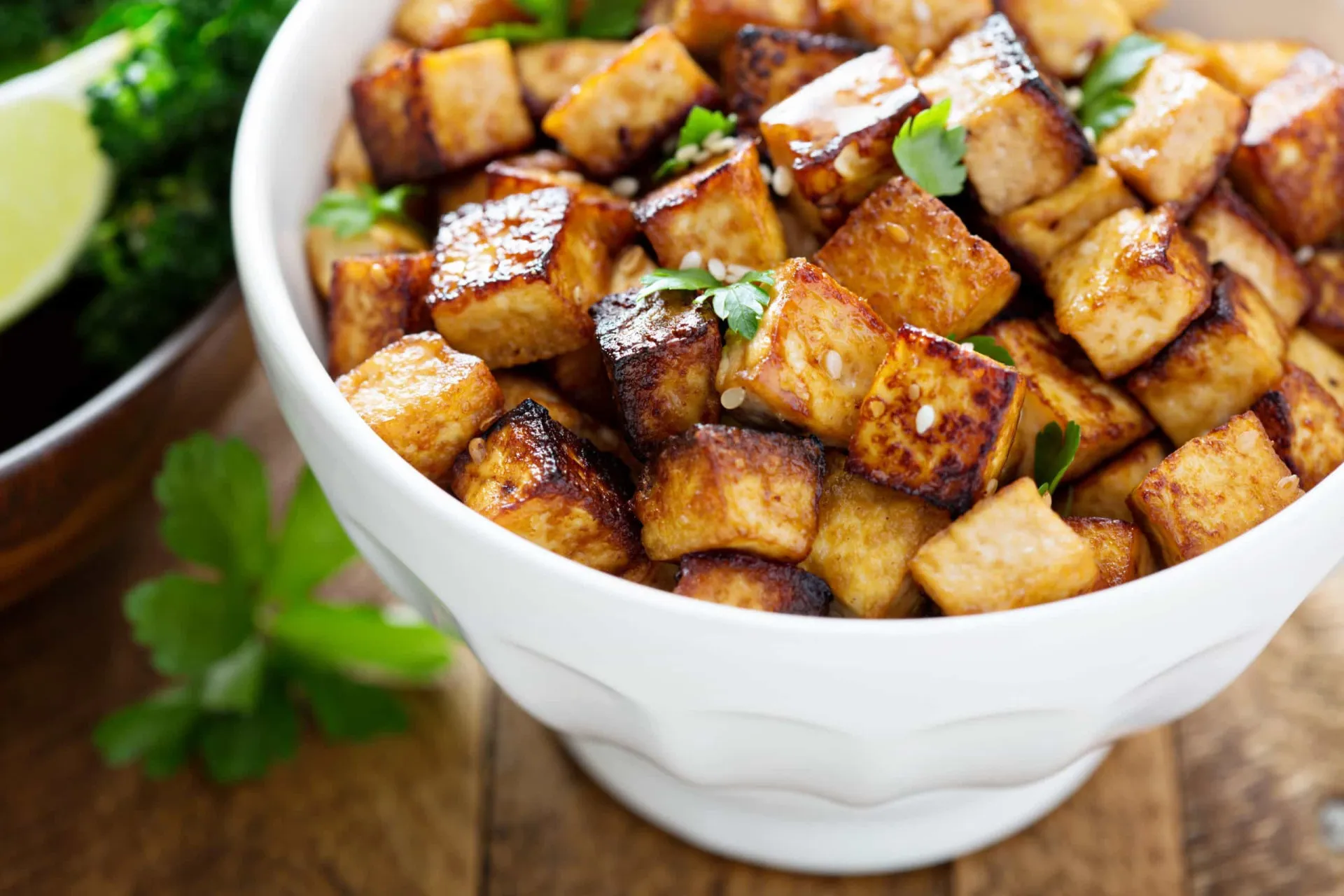 Tofu grelhado em uma tigela com vegetais, uma ótima opção vegetariana.