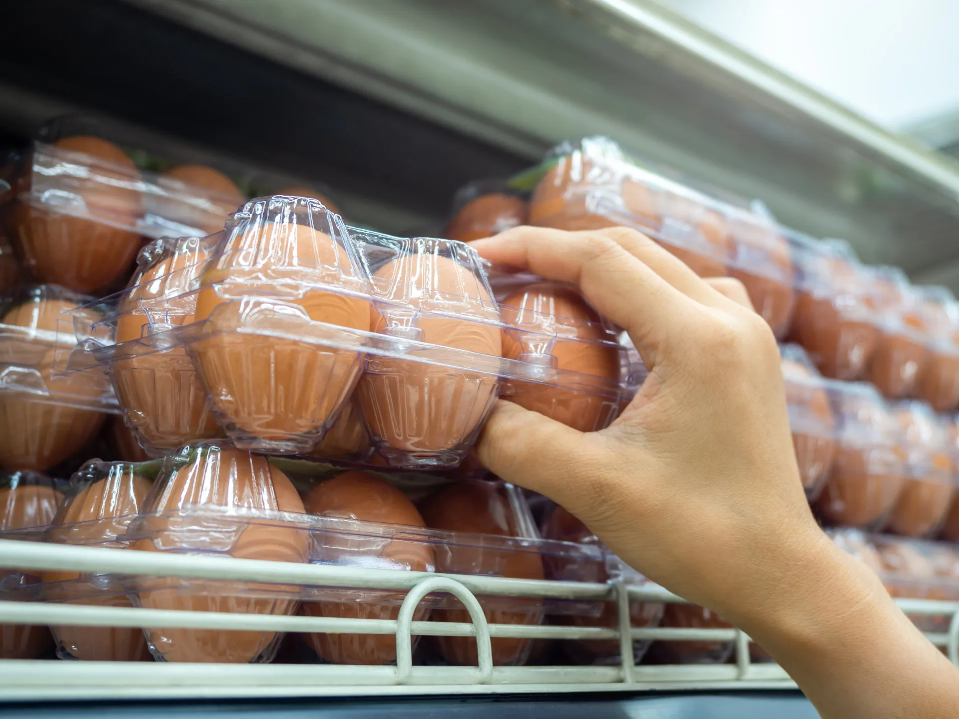 Ovos cozidos cortados ao meio, mostrando a gema rica em nutrientes.