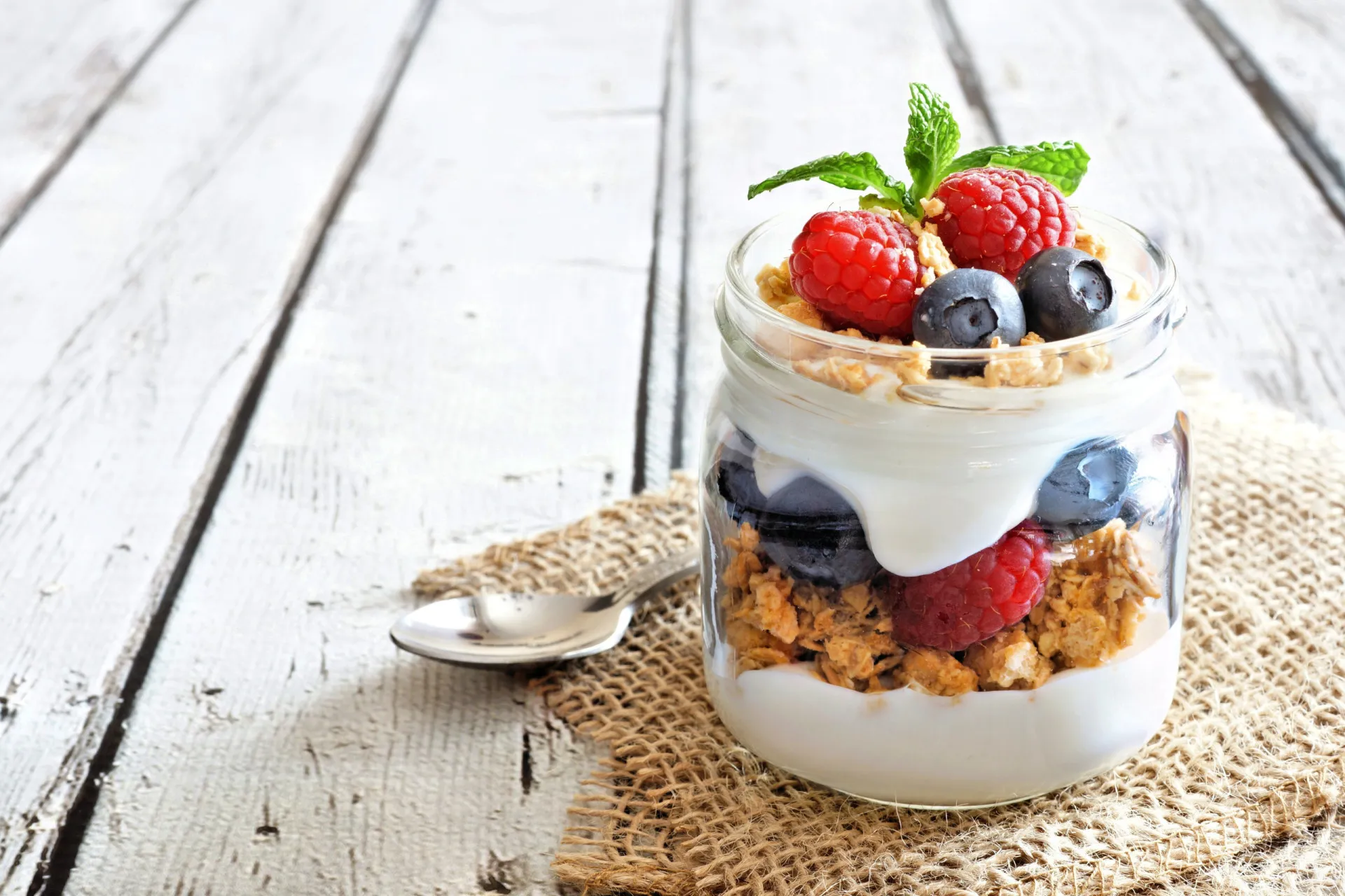 Variedade de alimentos fermentados como iogurte, kefir e chucrute.