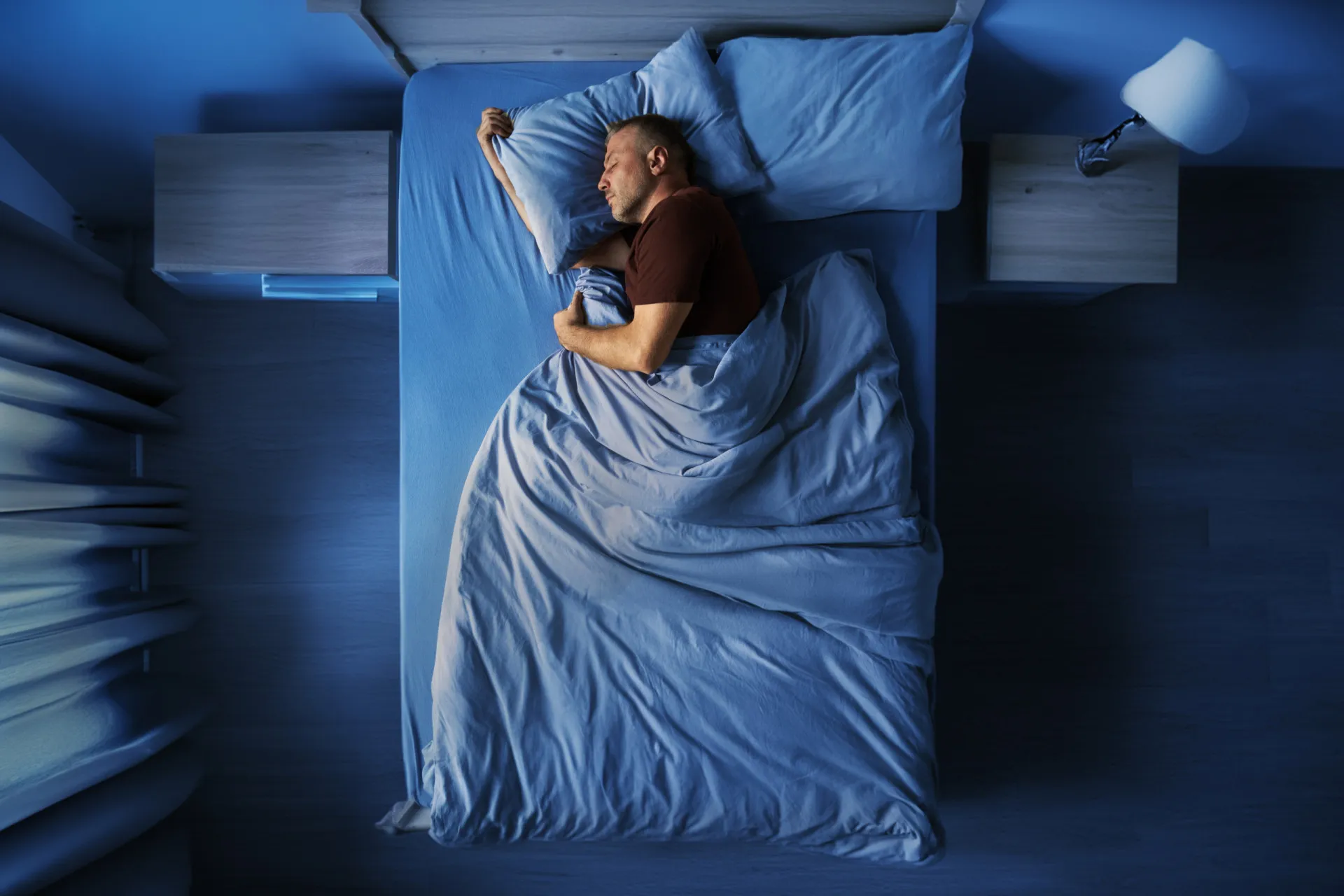 Uma pessoa dormindo tranquilamente em uma cama confortável.
