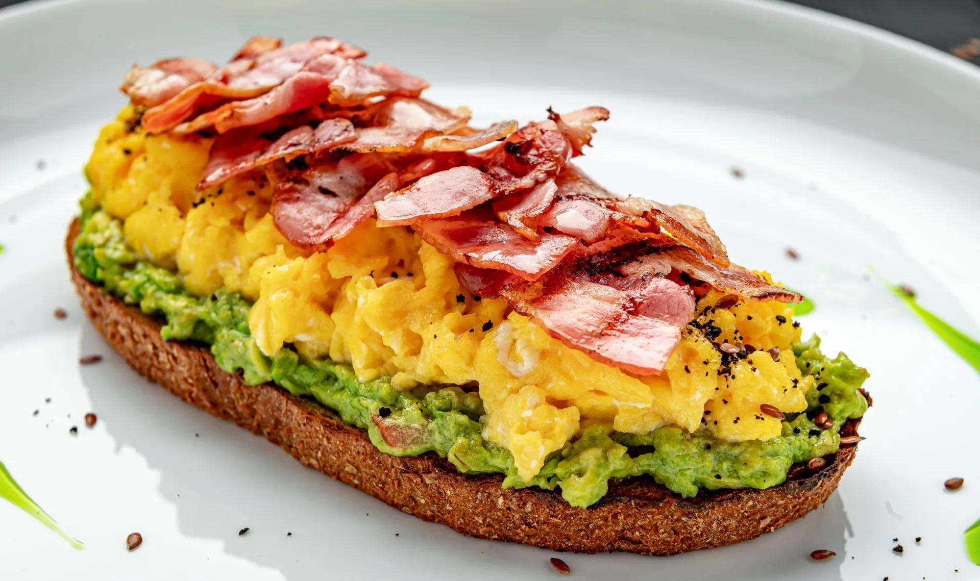 Guacamole em uma tigela, uma forma saborosa de consumir abacate.