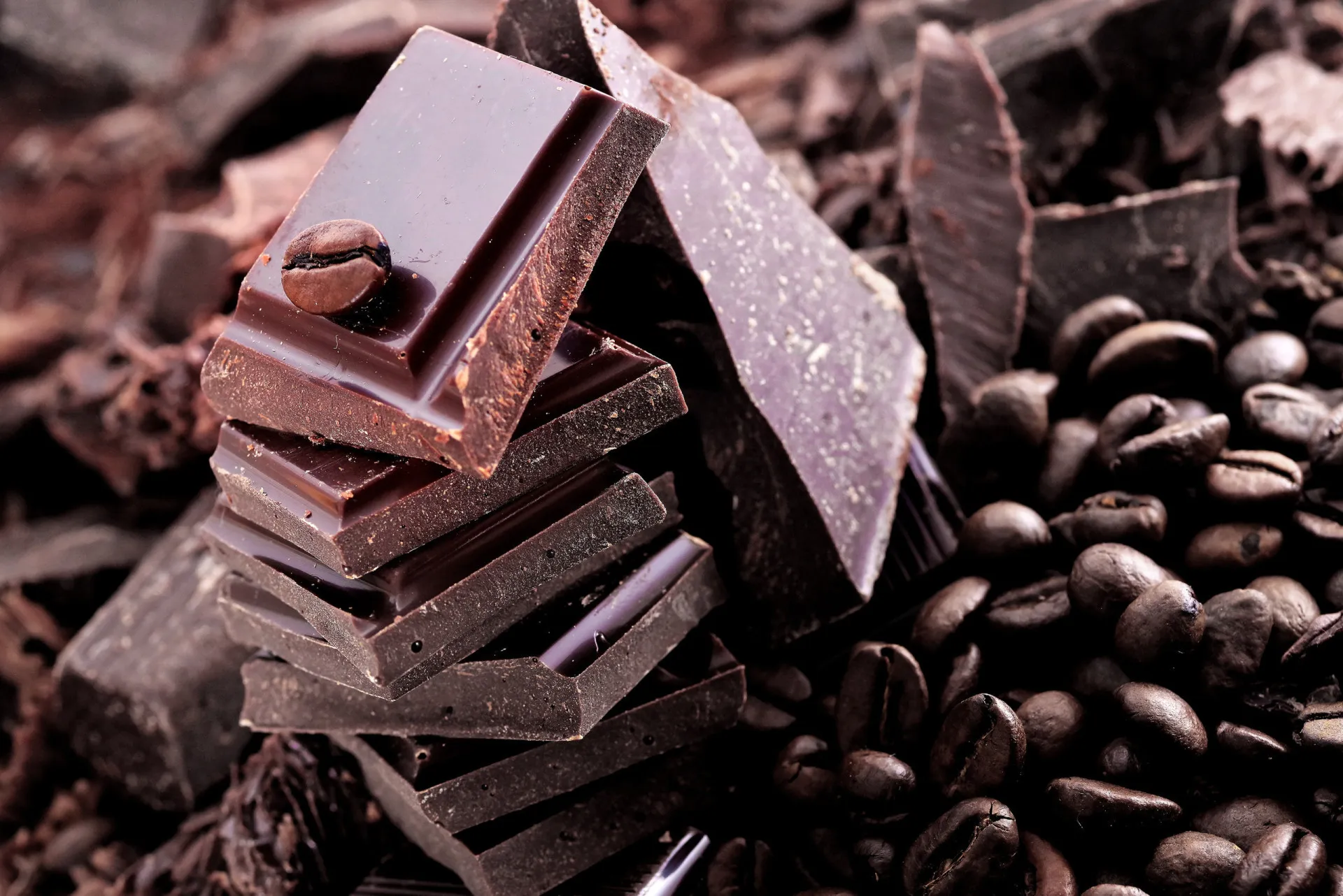 Pedaços de chocolate amargo de alta qualidade sobre uma superfície escura.