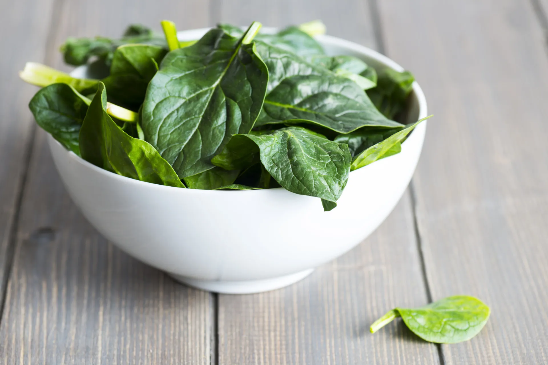 Salada fresca com folhas verdes, tomate e outros vegetais.