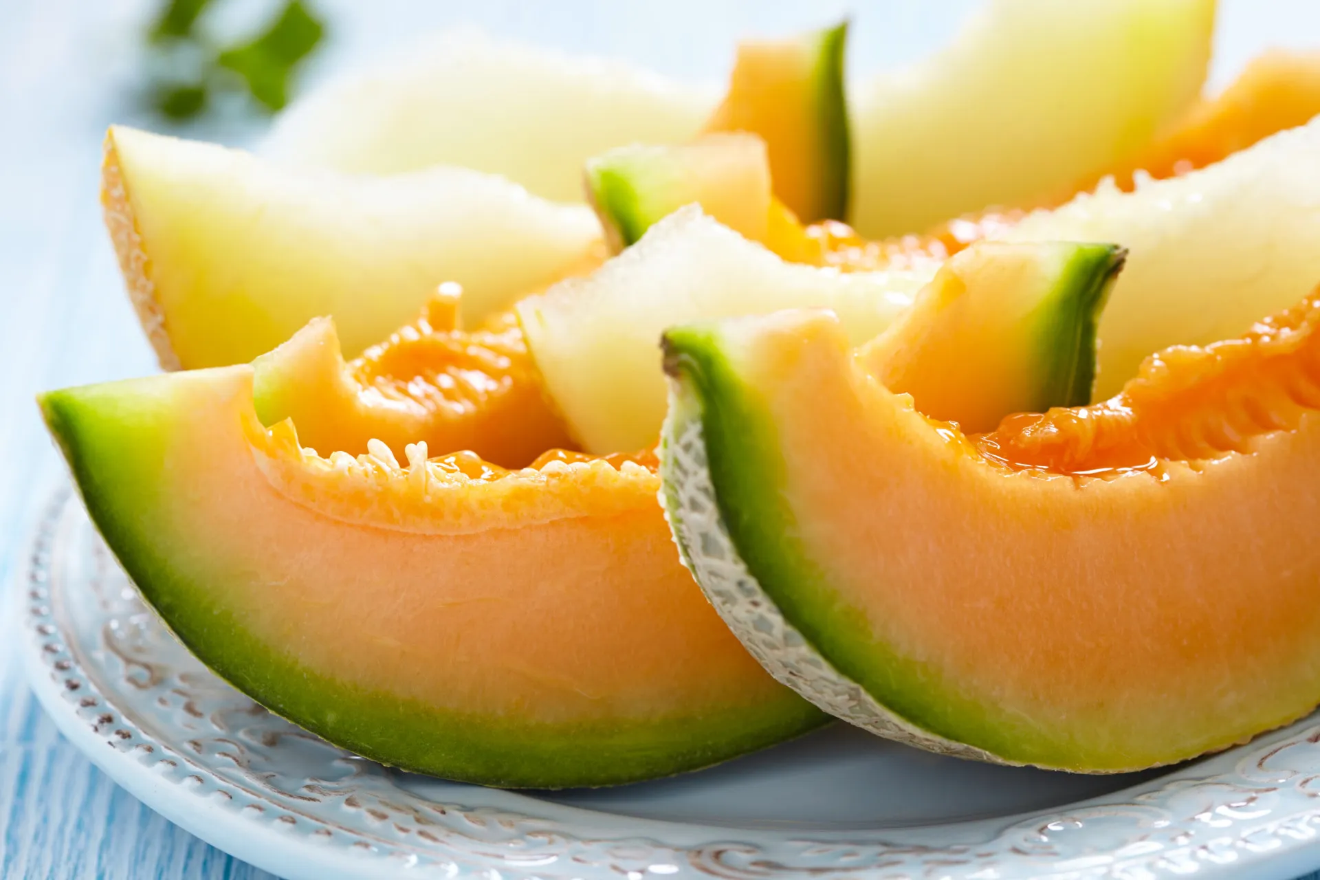 Bananas, fatias de melão, nozes e couve-flor dispostos juntos.