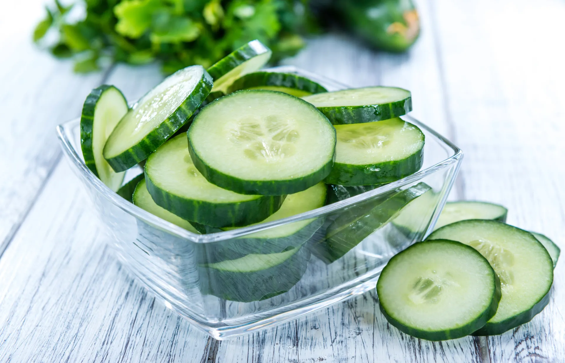 Cena refrescante com melancia e pepino, alimentos com alto teor de água.