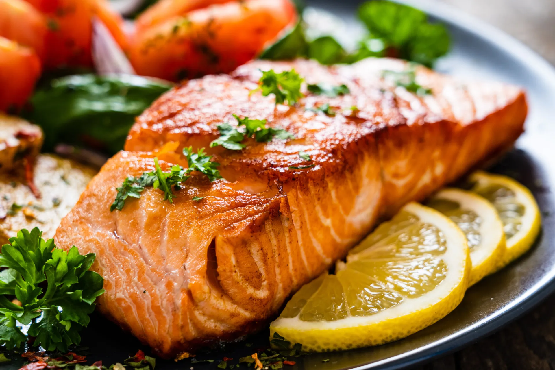 Salmão assado temperado com ervas frescas como manjericão e salsa.