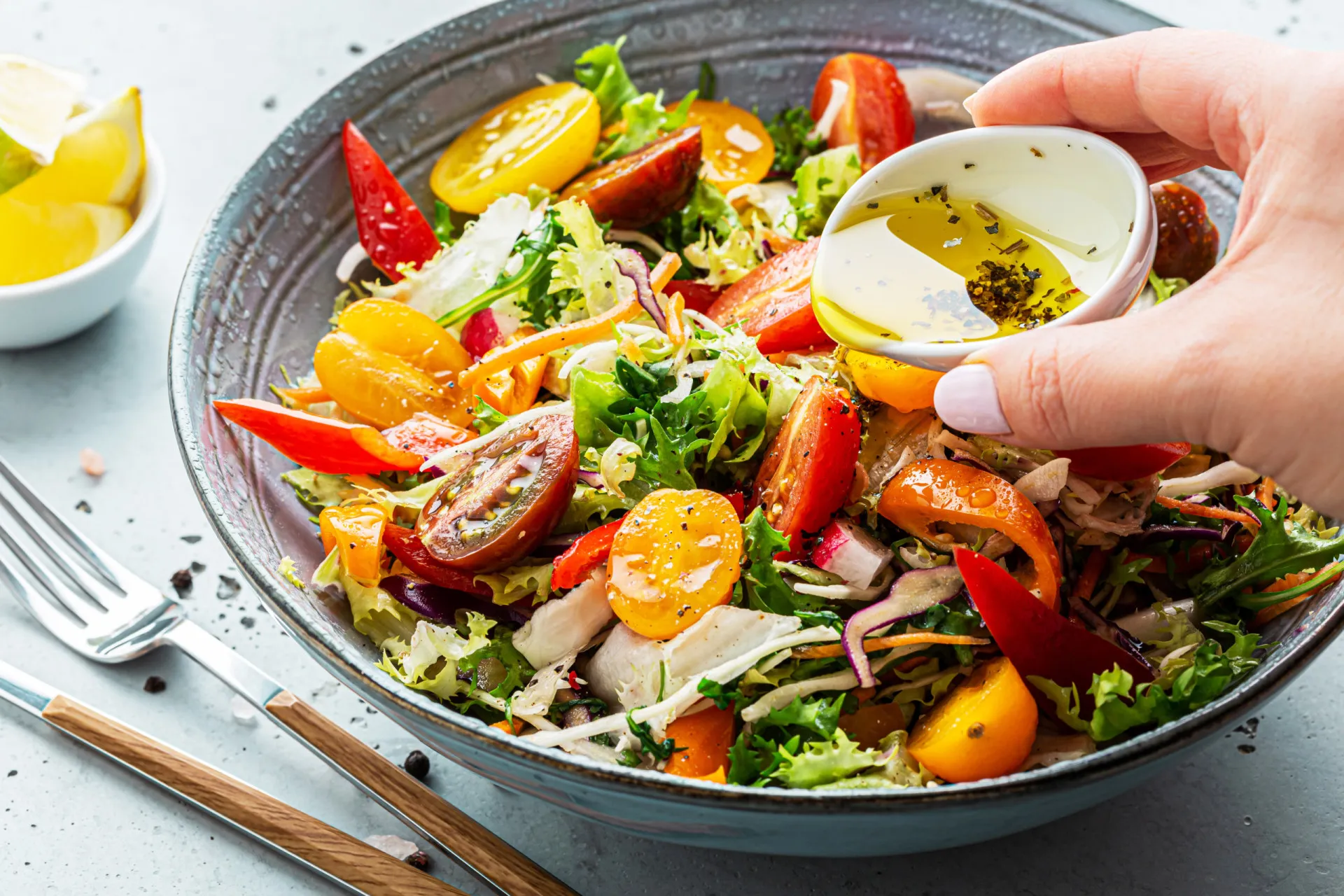 Salada de folhas verdes com um alerta para evitar molhos gordurosos e cebola.