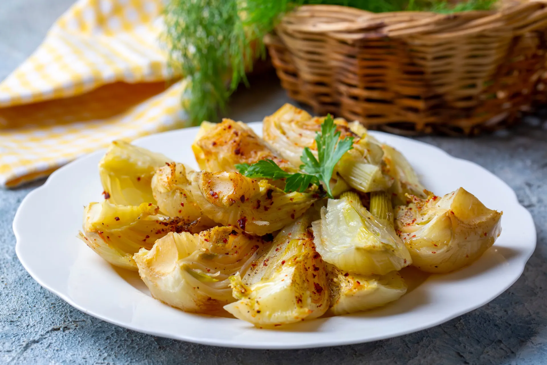 Salada colorida com fatias finas de funcho, realçando sua versatilidade.