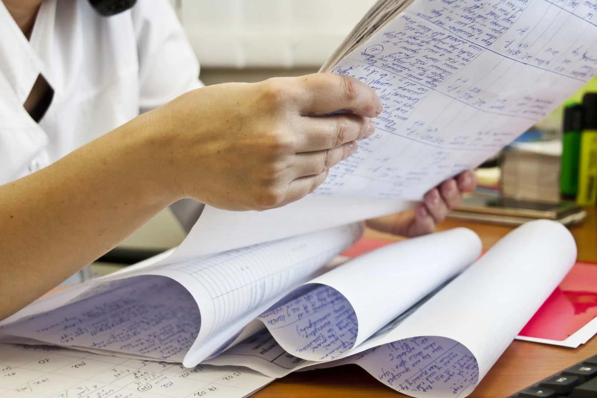 Agenda e caneta organizadas em uma mesa, simbolizando planejamento na busca por emprego.