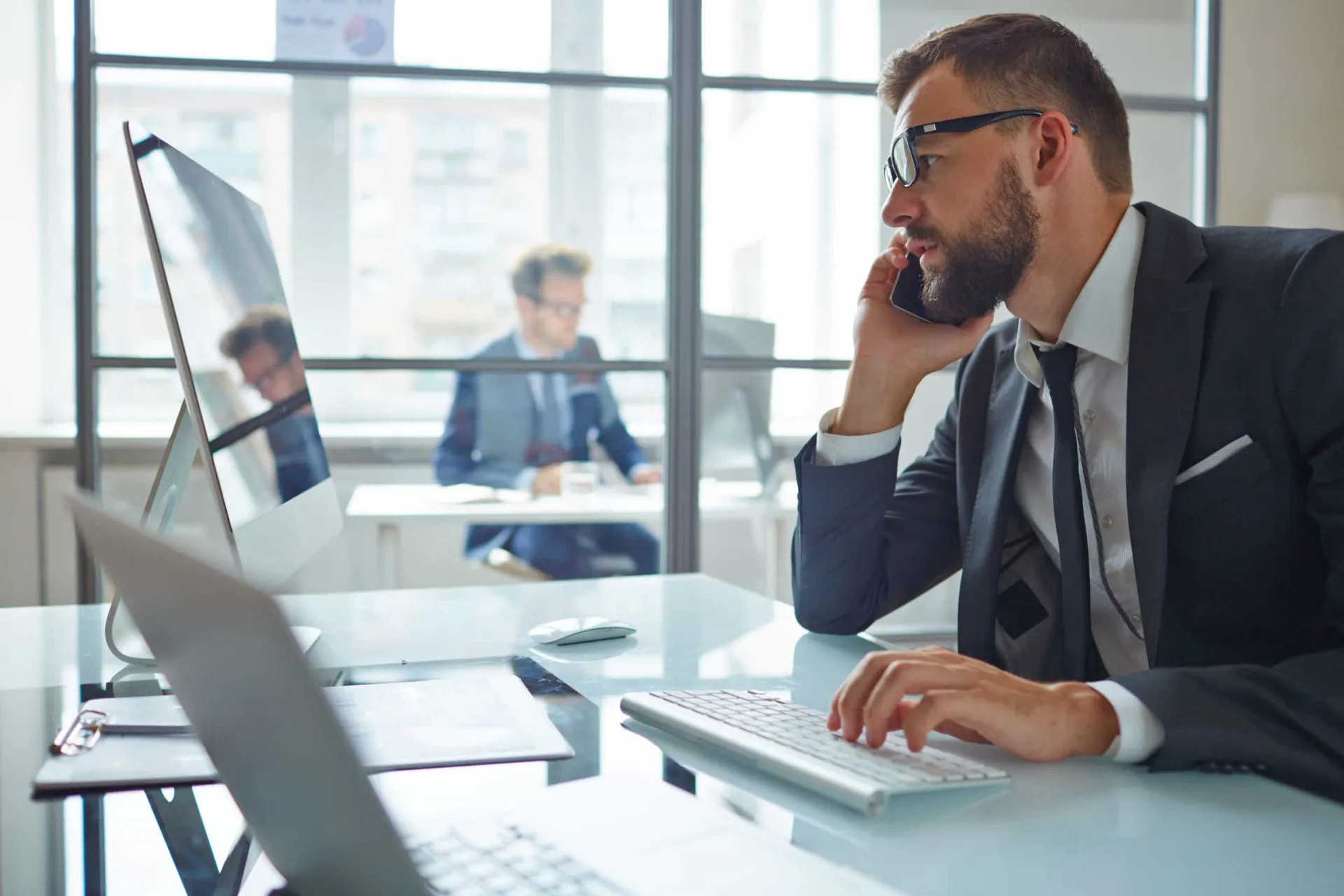Mão segurando um telefone, como se estivesse prestes a fazer uma ligação para checar referências.