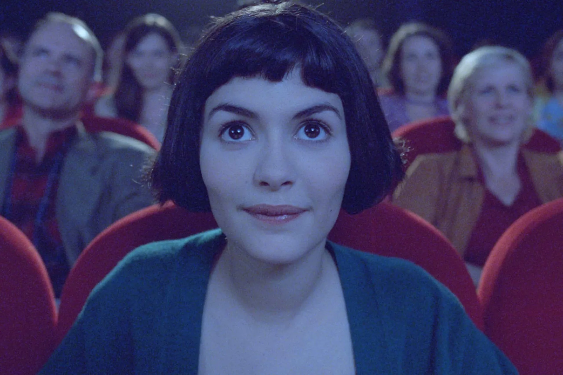 Audrey Tautou como Amélie, com seu sorriso característico e olhar sonhador em Paris.