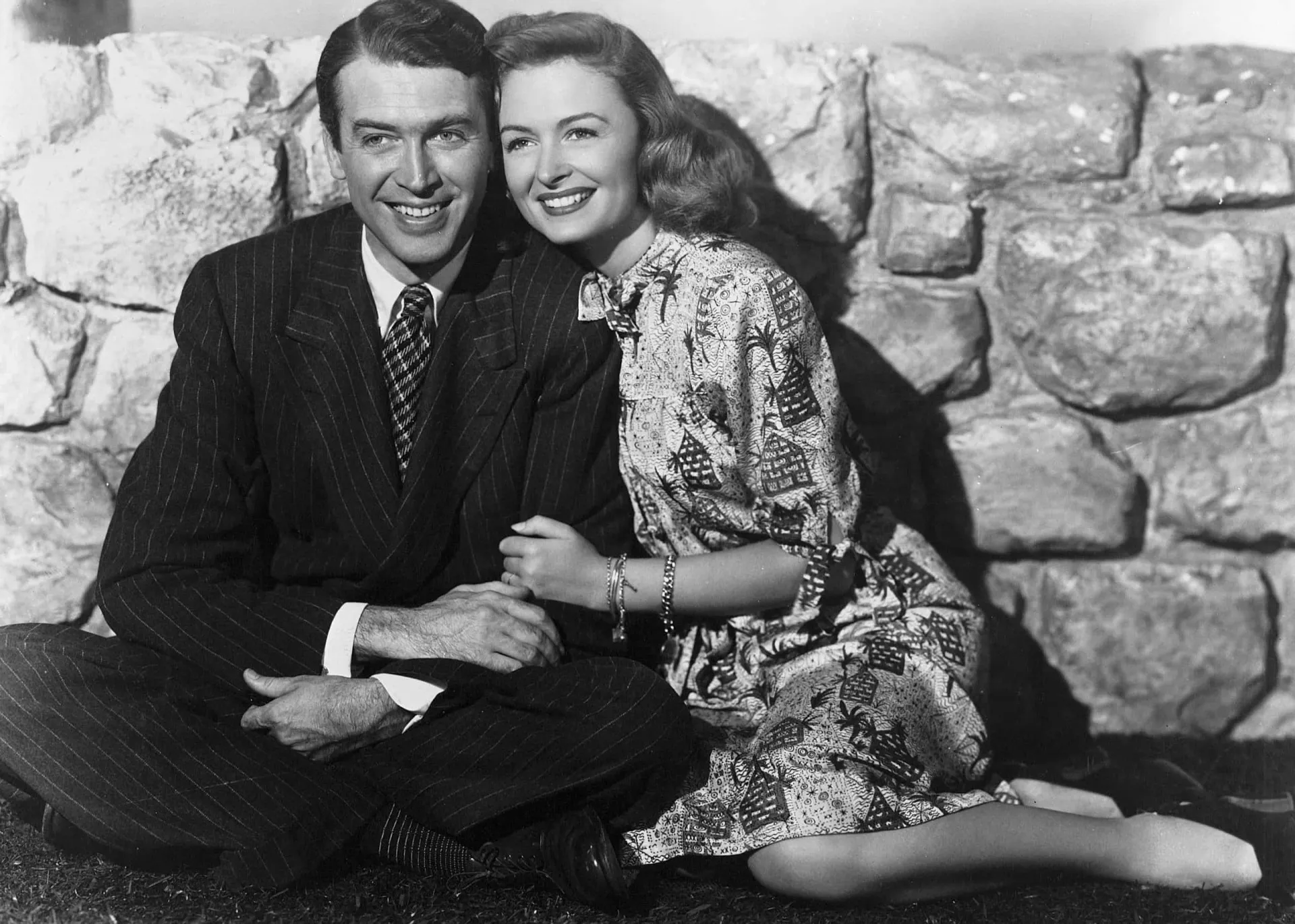 James Stewart como George Bailey, olhando para o céu em uma cena do clássico 'A Felicidade Não Se Compra'.
