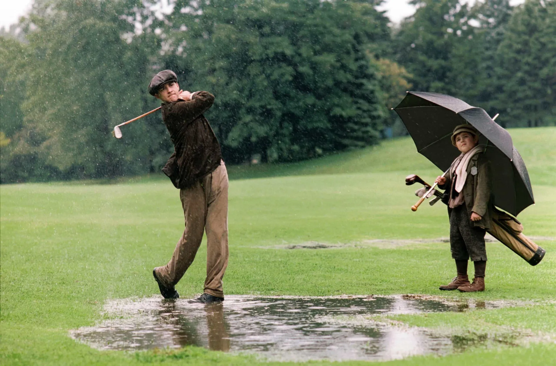 Um jovem golfista se preparando para uma tacada crucial no filme 'O Melhor Jogo da História'.