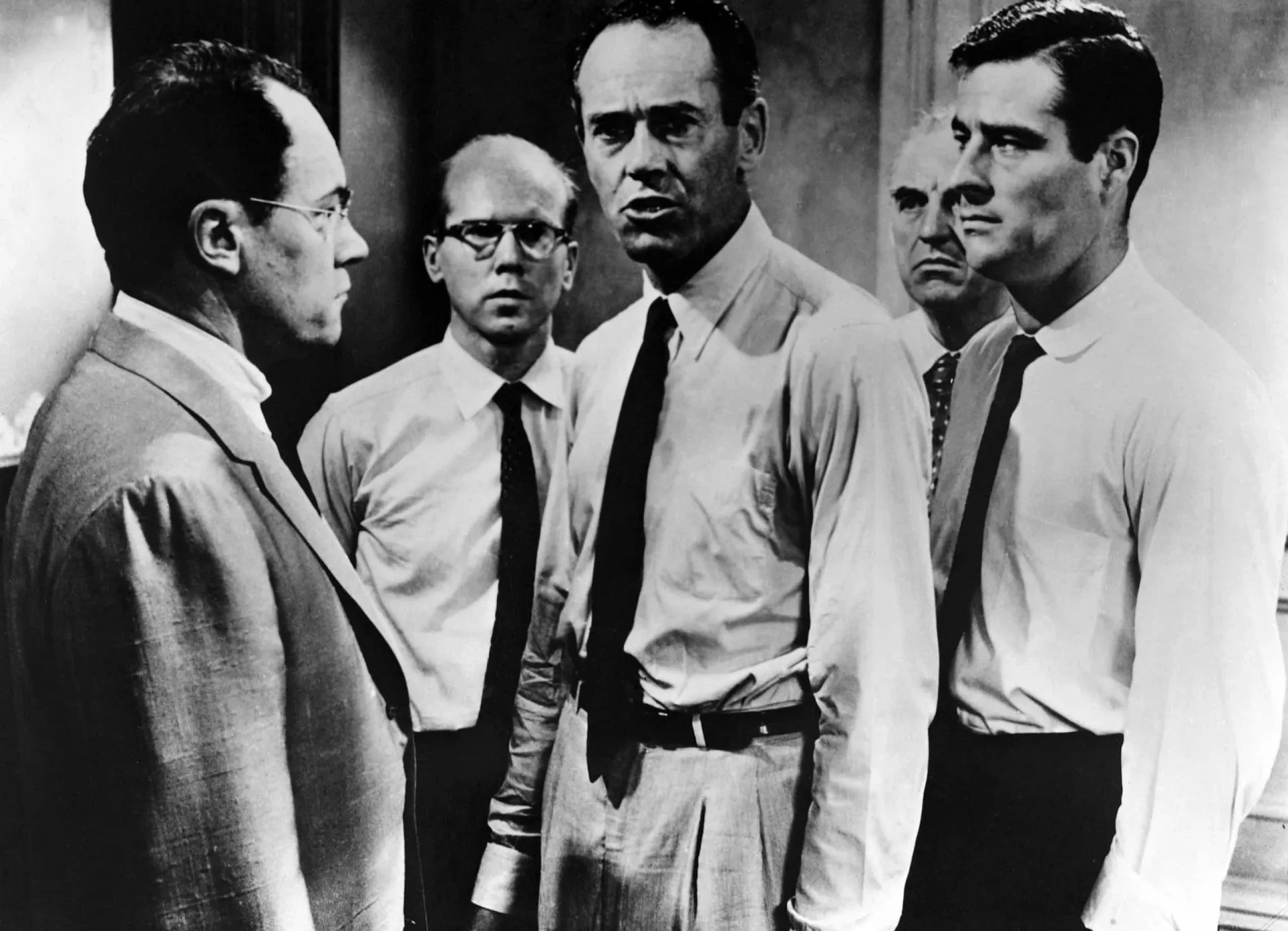 Henry Fonda como o Jurado 8, em uma cena tensa do filme '12 Homens e Uma Sentença'.