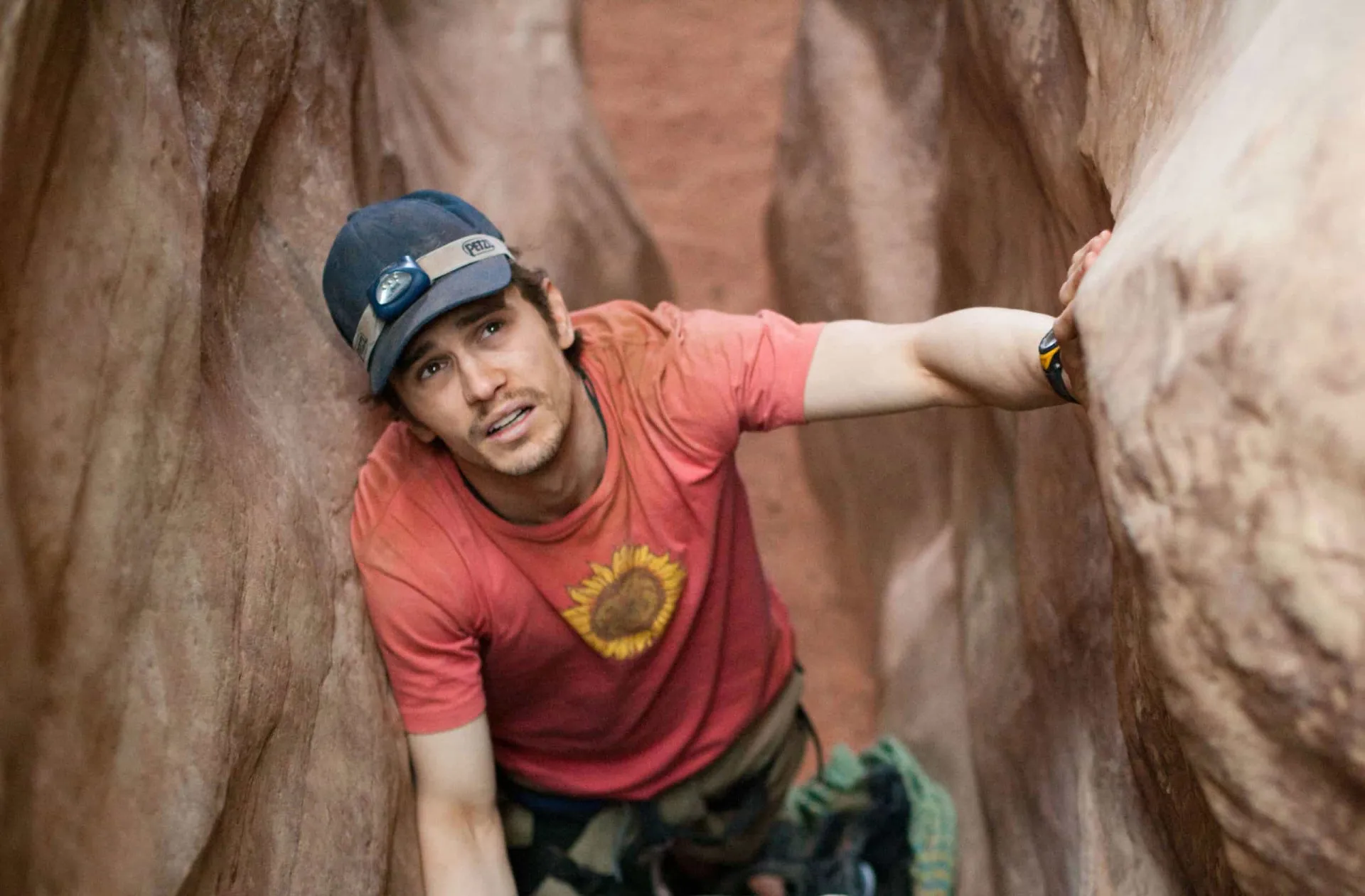 James Franco como Aron Ralston, preso por uma pedra em um cânion no filme '127 Horas'.