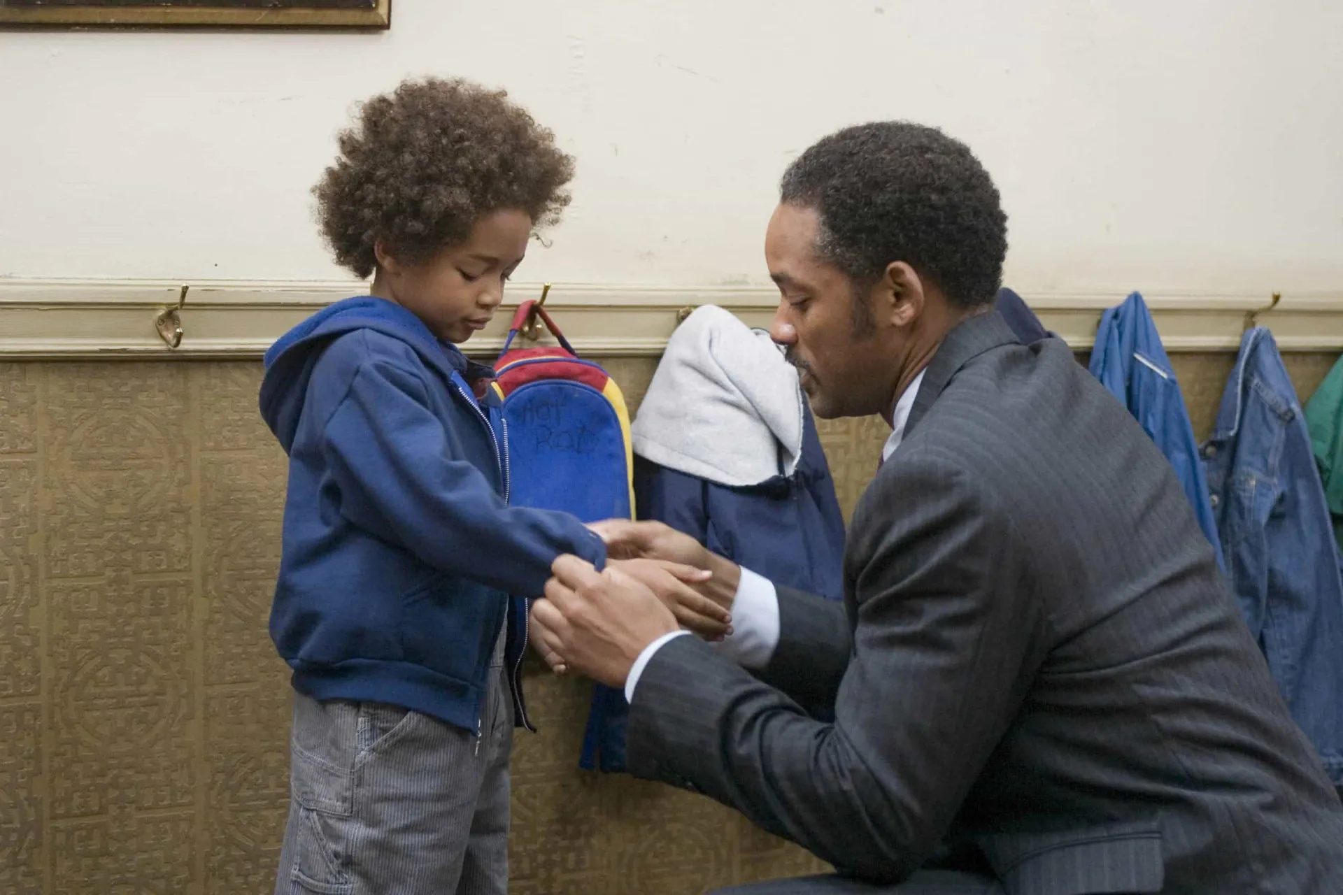 Will Smith como Chris Gardner, abraçando seu filho em um momento emocionante do filme 'À Procura da Felicidade'.