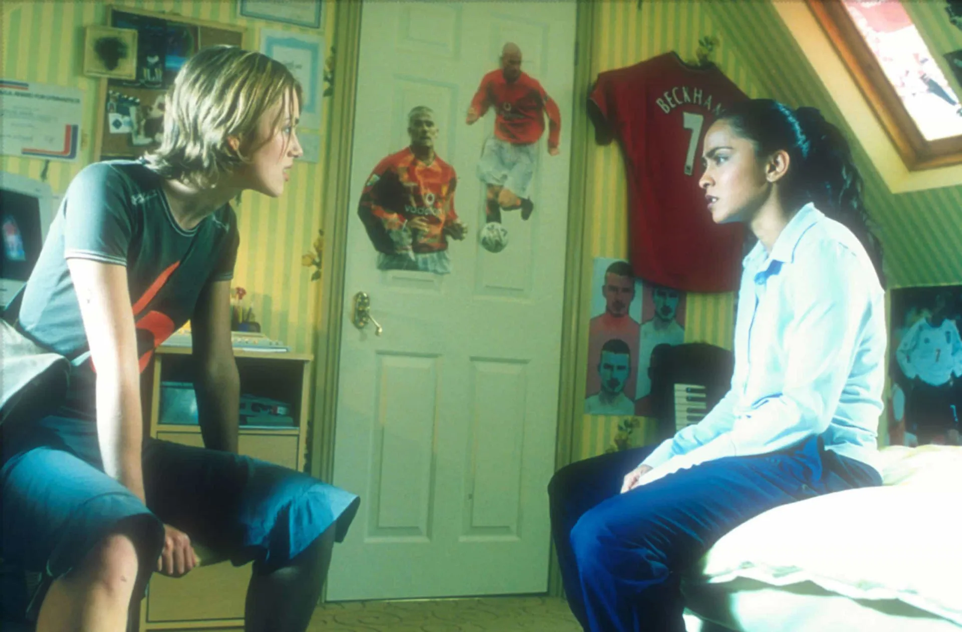 As duas protagonistas do filme 'Driblando o Destino', comemorando com uma bola de futebol.
