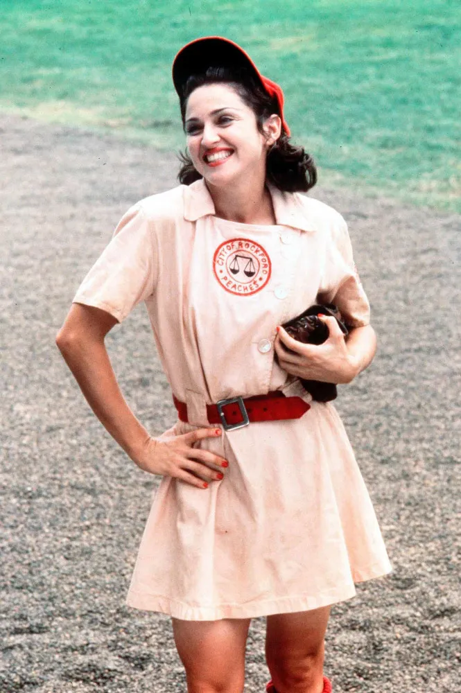 Madonna e outras atrizes vestidas como jogadoras de beisebol no filme 'Uma Equipe Muito Especial'.